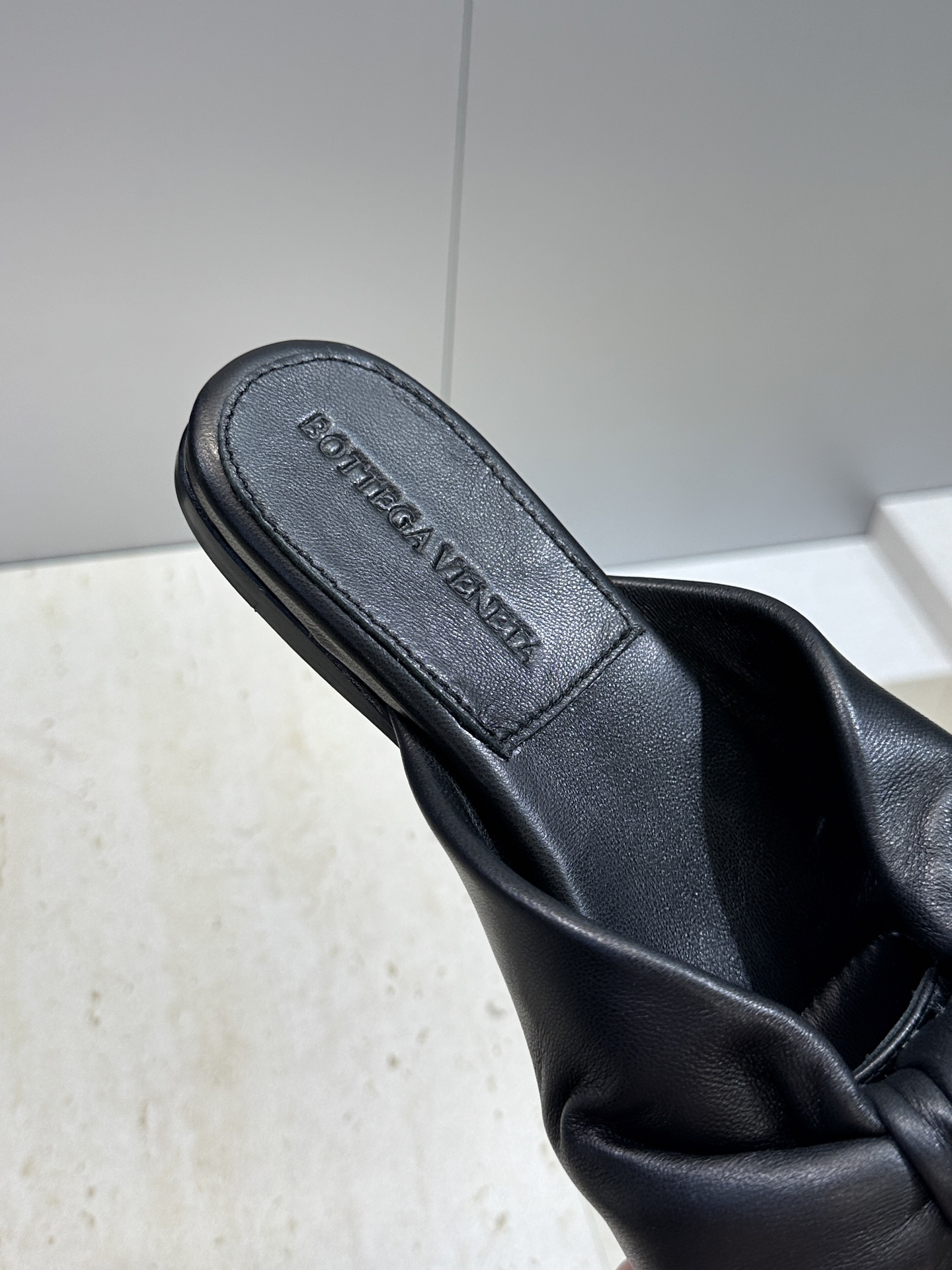 Bottega Veneta 葆蝶家2026春夏新款果冻色高跟女鞋 BV字母logo平底圆头露趾凉拖鞋材