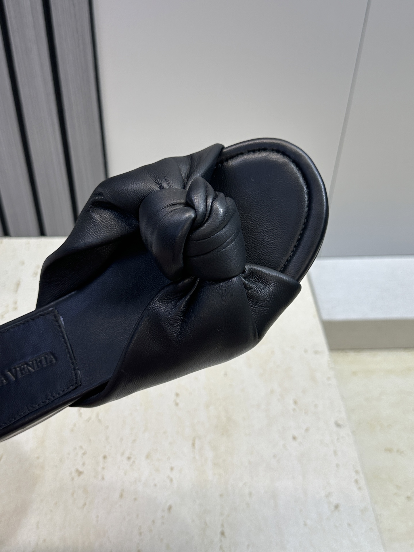 Bottega Veneta 葆蝶家2026春夏新款果冻色高跟女鞋 BV字母logo平底圆头露趾凉拖鞋材