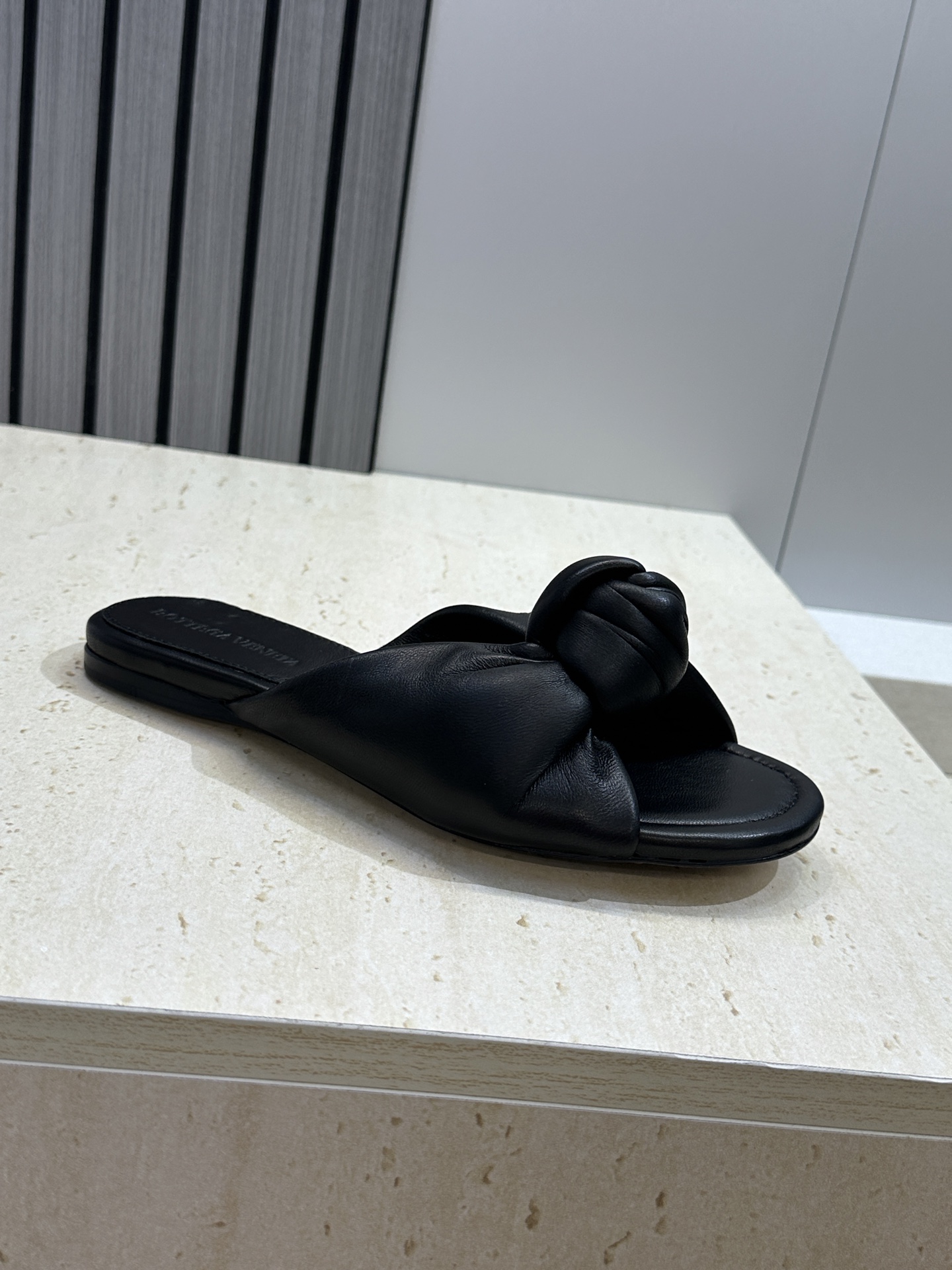 Bottega Veneta 葆蝶家2026春夏新款果冻色高跟女鞋 BV字母logo平底圆头露趾凉拖鞋材