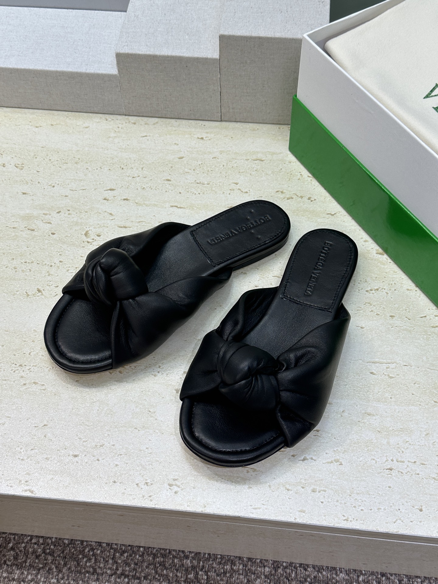 Bottega Veneta 葆蝶家2026春夏新款果冻色高跟女鞋 BV字母logo平底圆头露趾凉拖鞋材