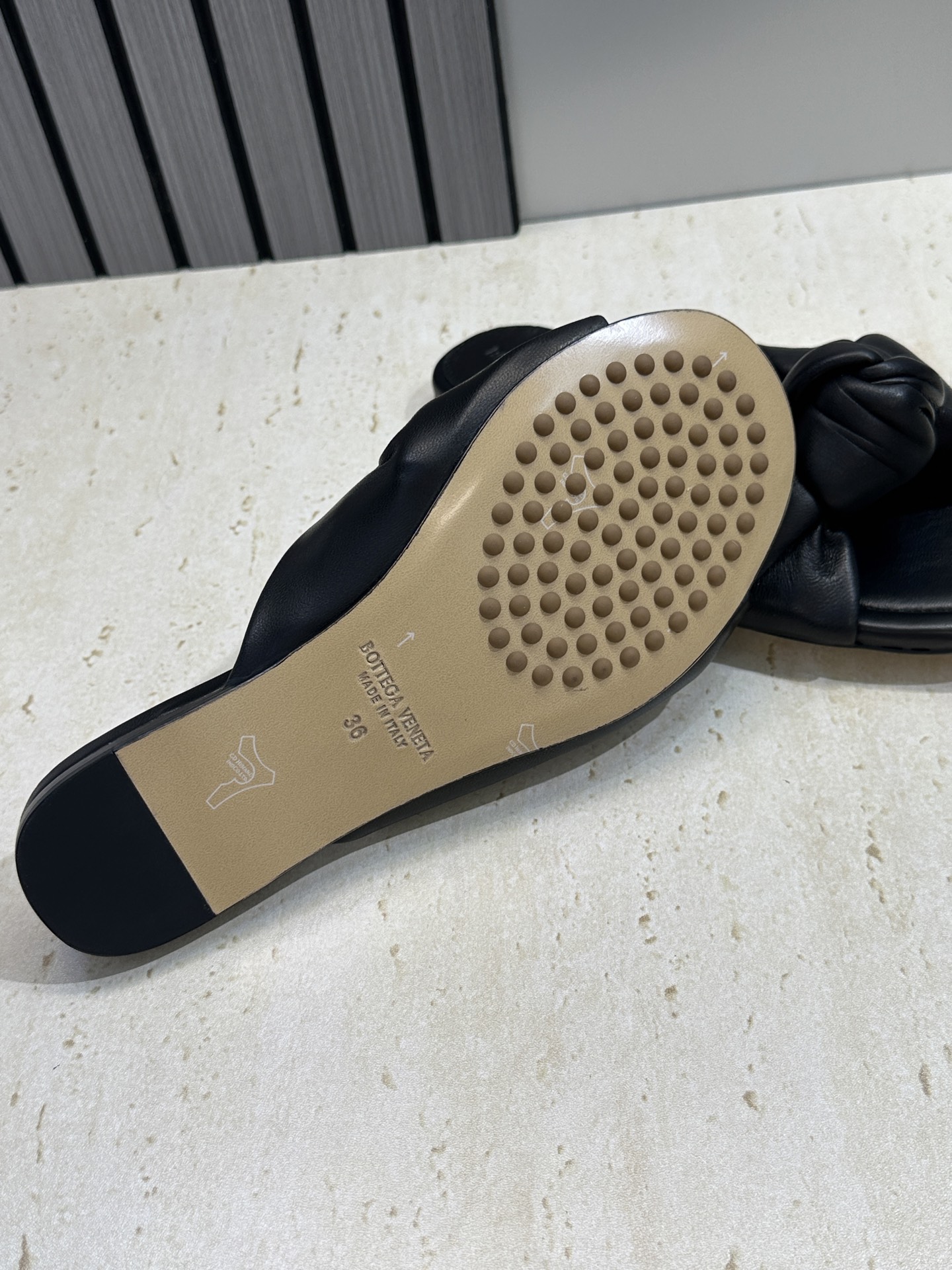 Bottega Veneta 葆蝶家2026春夏新款果冻色高跟女鞋 BV字母logo平底圆头露趾凉拖鞋材