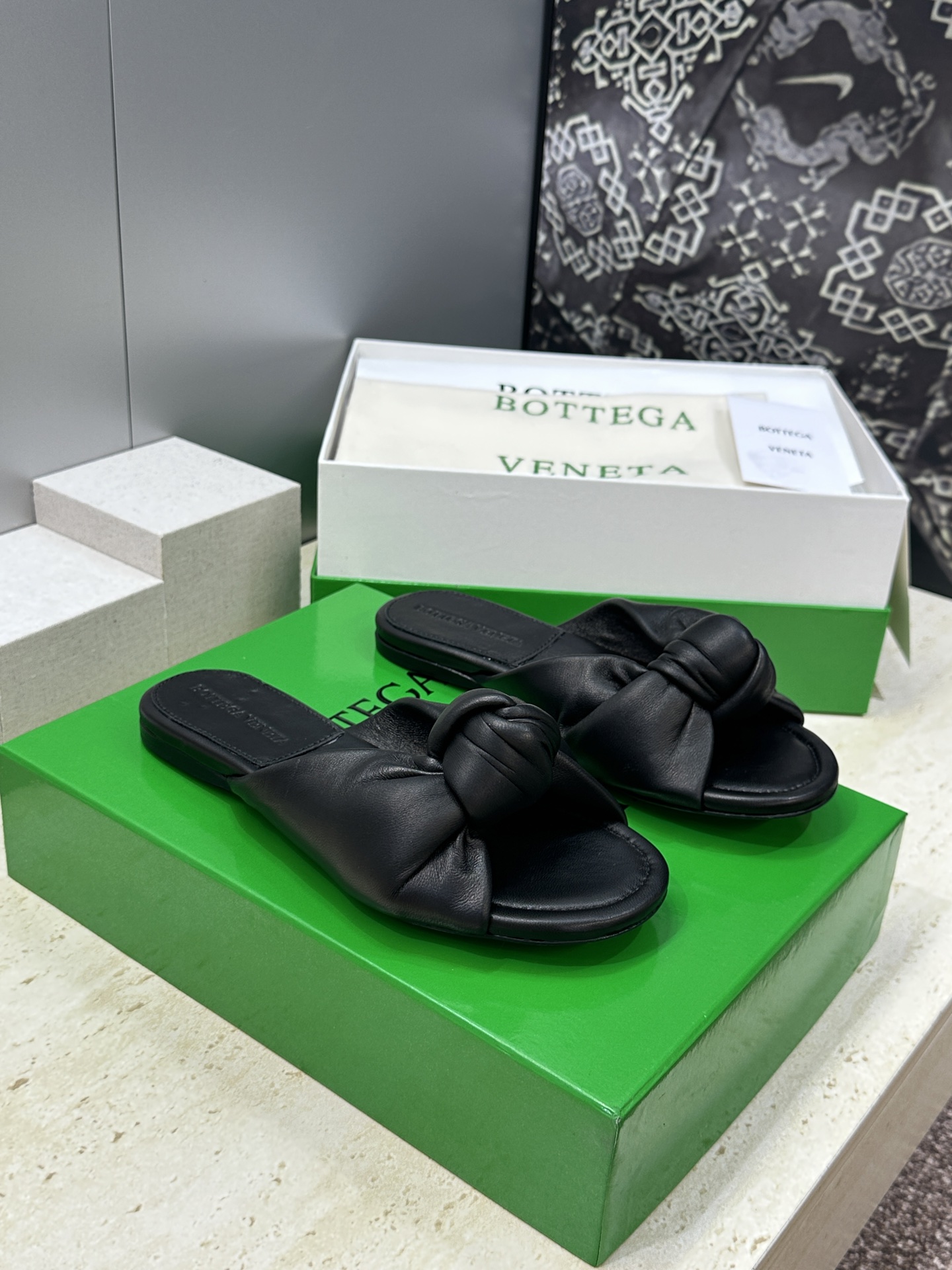 Bottega Veneta 葆蝶家2026春夏新款果冻色高跟女鞋 BV字母logo平底圆头露趾凉拖鞋材