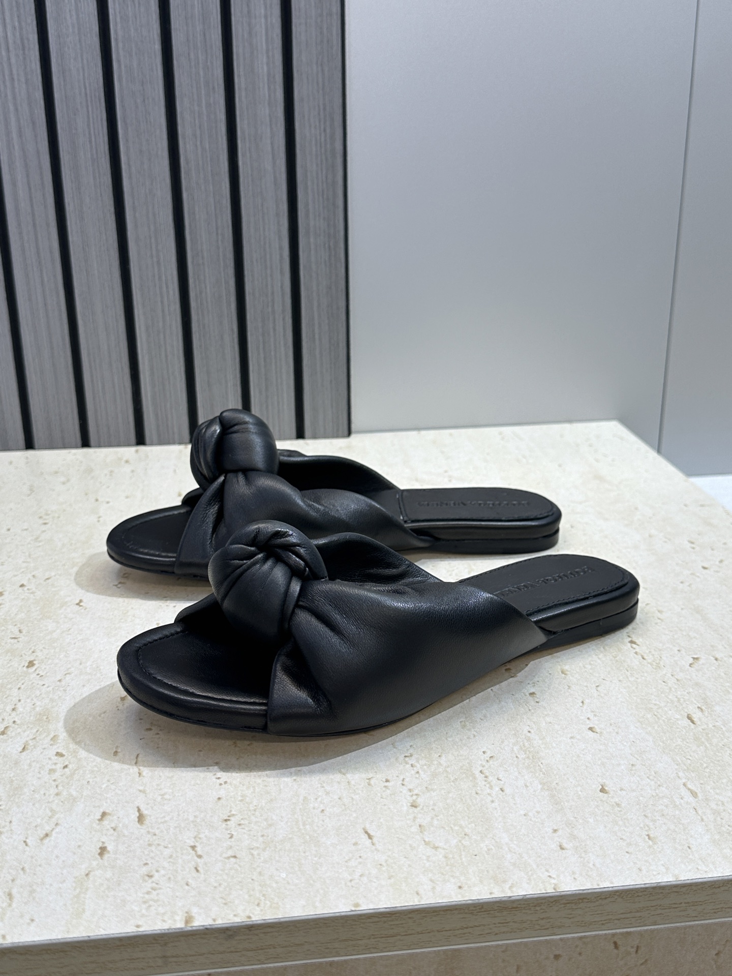 Bottega Veneta 葆蝶家2026春夏新款果冻色高跟女鞋 BV字母logo平底圆头露趾凉拖鞋材