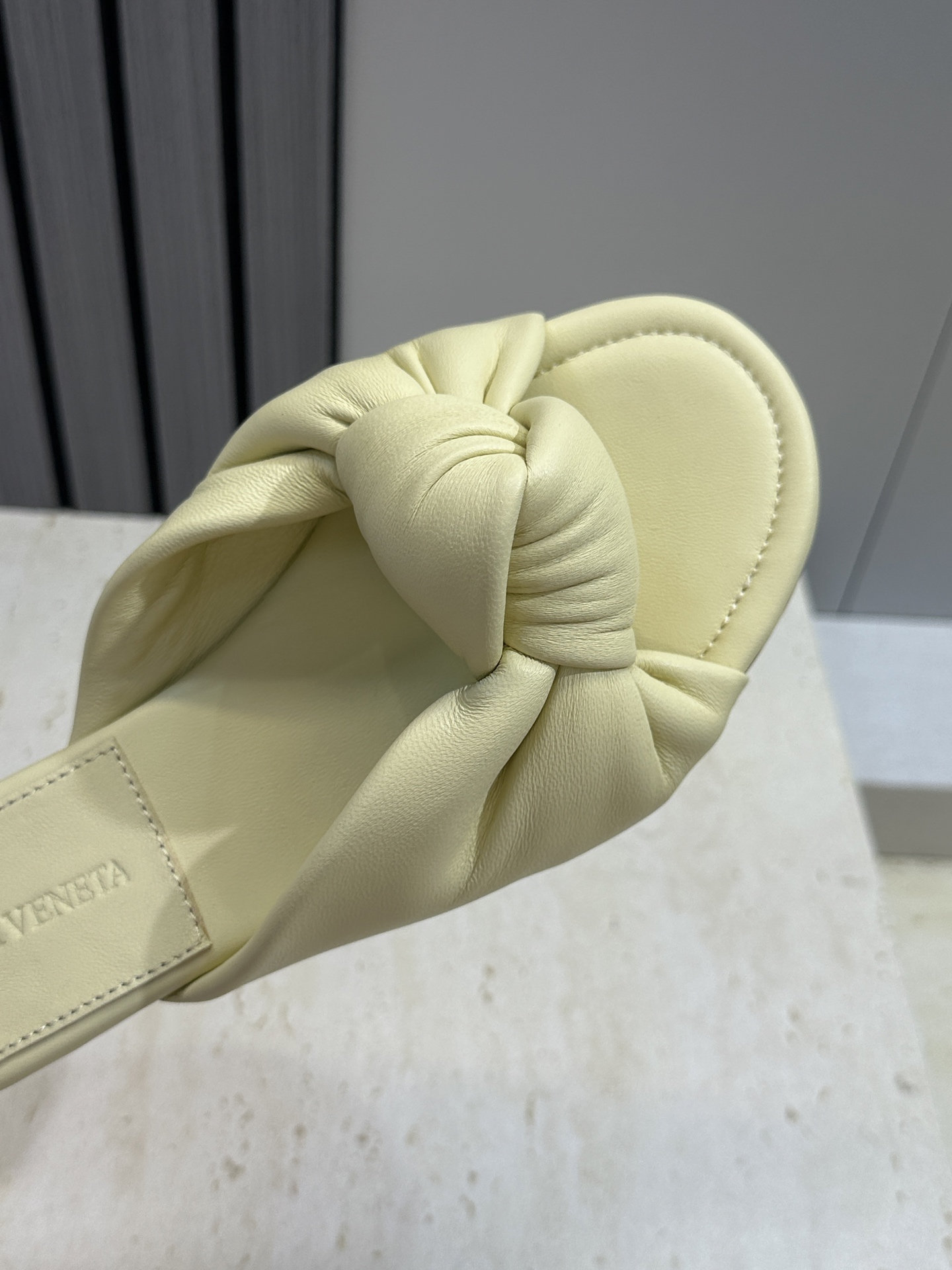 Bottega Veneta 葆蝶家2026春夏新款果冻色高跟女鞋 BV字母logo平底圆头露趾凉拖鞋材