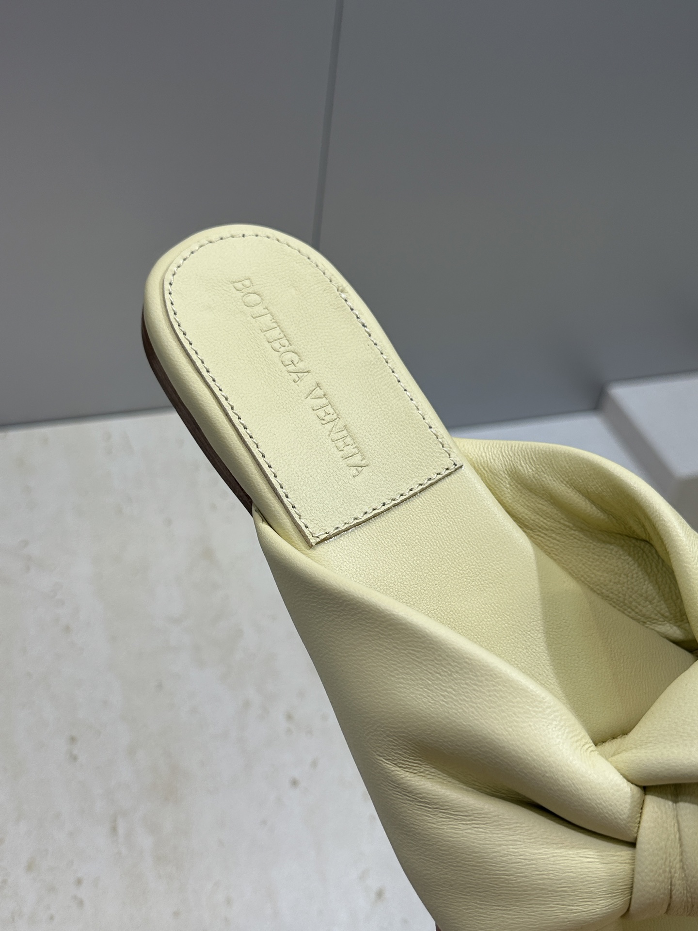Bottega Veneta 葆蝶家2026春夏新款果冻色高跟女鞋 BV字母logo平底圆头露趾凉拖鞋材