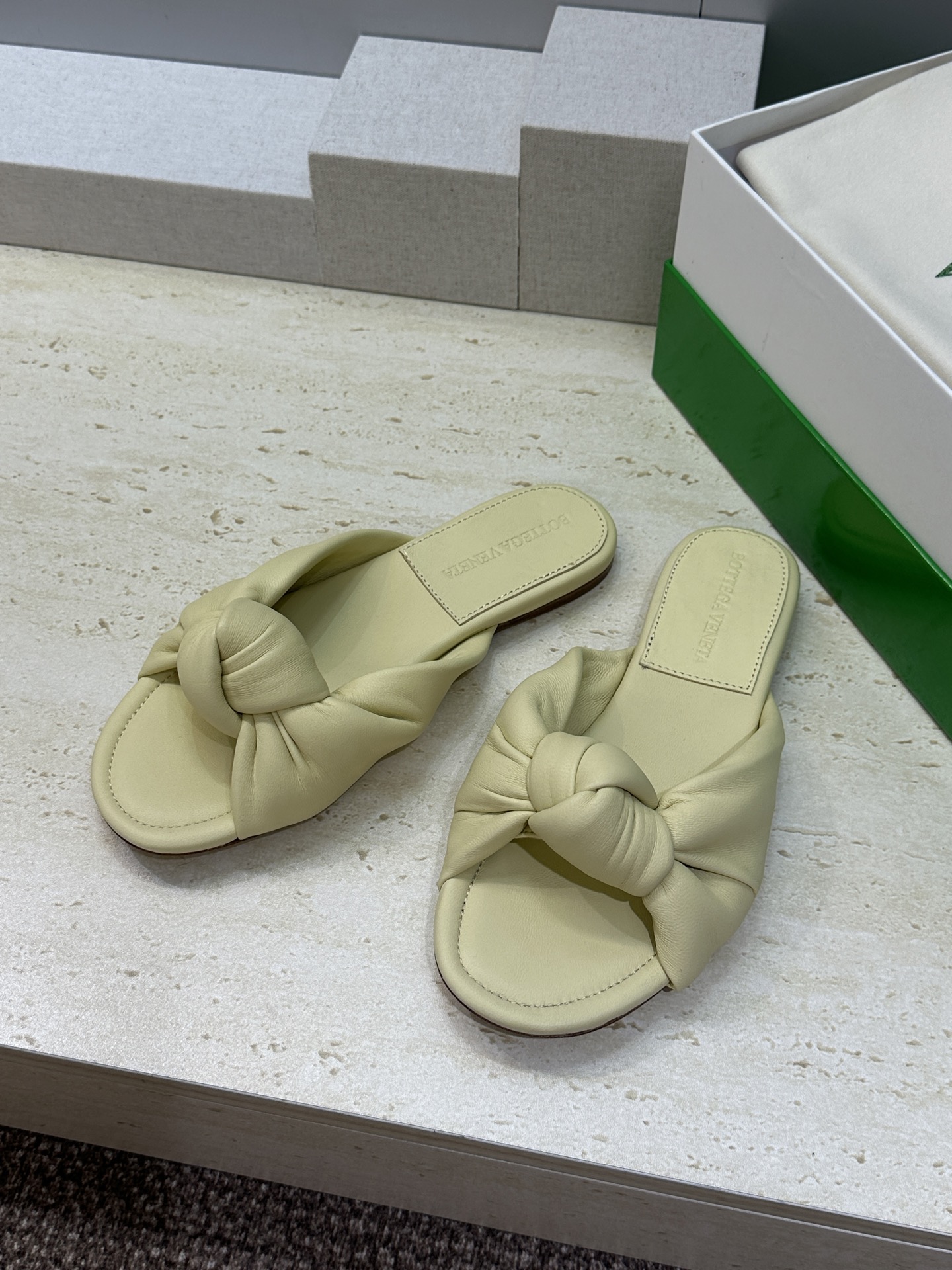 Bottega Veneta 葆蝶家2026春夏新款果冻色高跟女鞋 BV字母logo平底圆头露趾凉拖鞋材