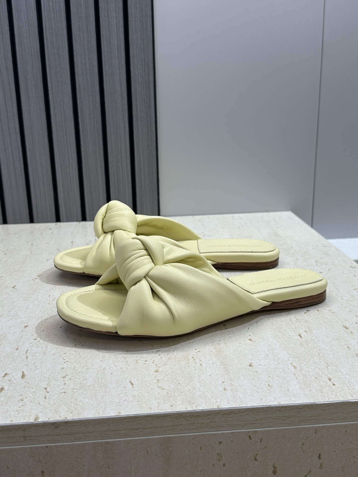 Bottega Veneta 葆蝶家2026春夏新款果冻色高跟女鞋 BV字母logo平底圆头露趾凉拖鞋材