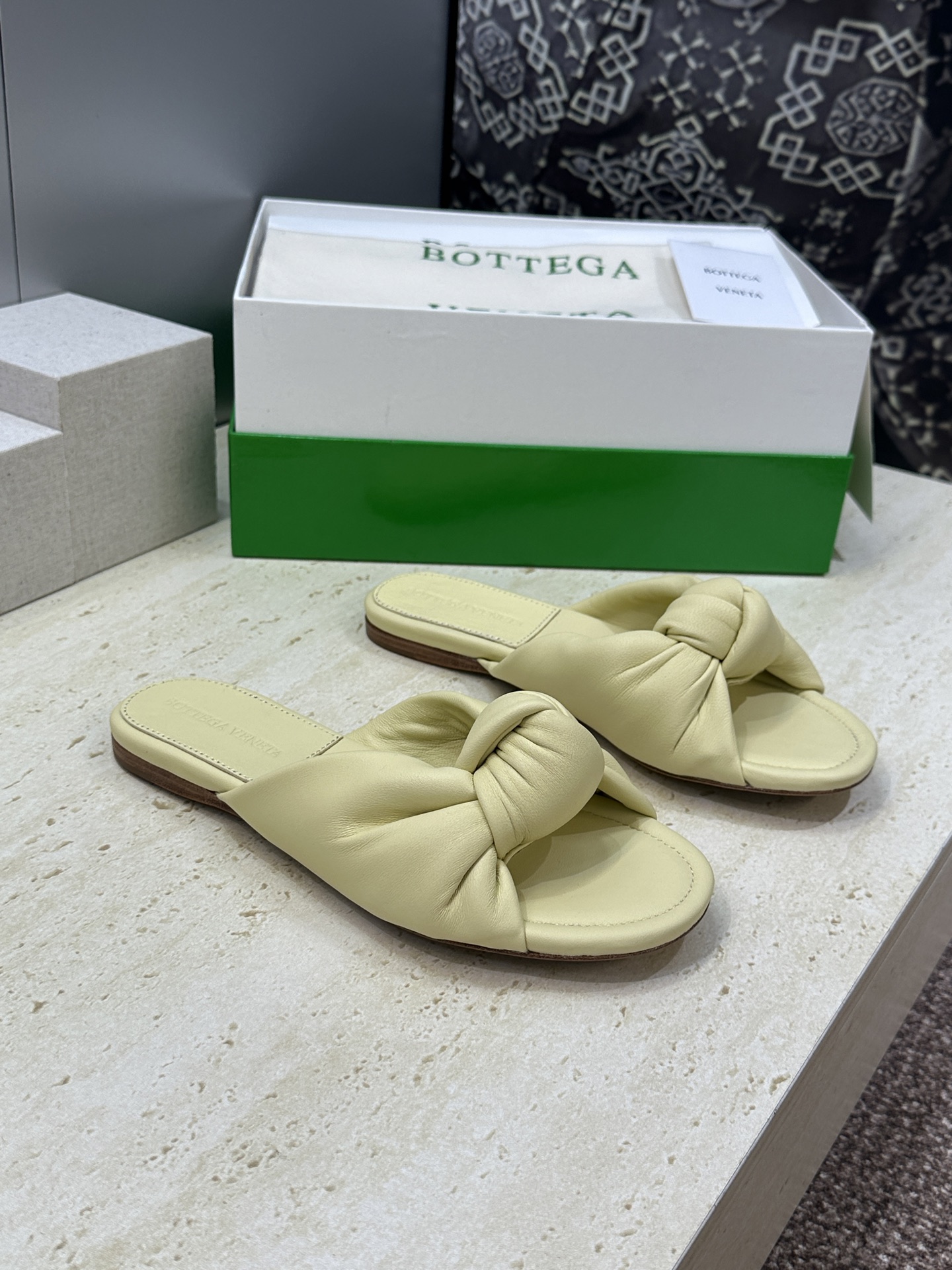 Bottega Veneta 葆蝶家2026春夏新款果冻色高跟女鞋 BV字母logo平底圆头露趾凉拖鞋材
