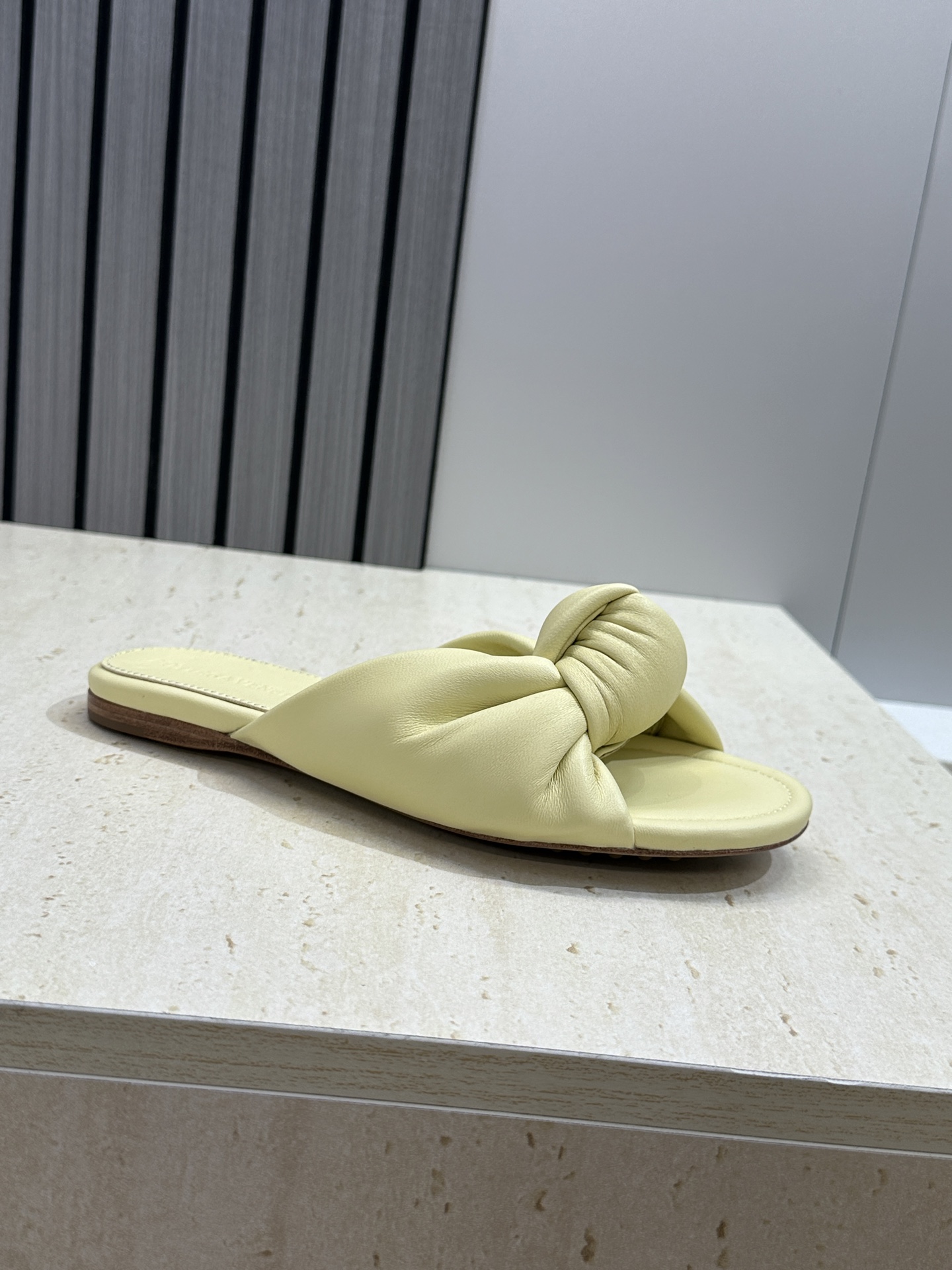 Bottega Veneta 葆蝶家2026春夏新款果冻色高跟女鞋 BV字母logo平底圆头露趾凉拖鞋材