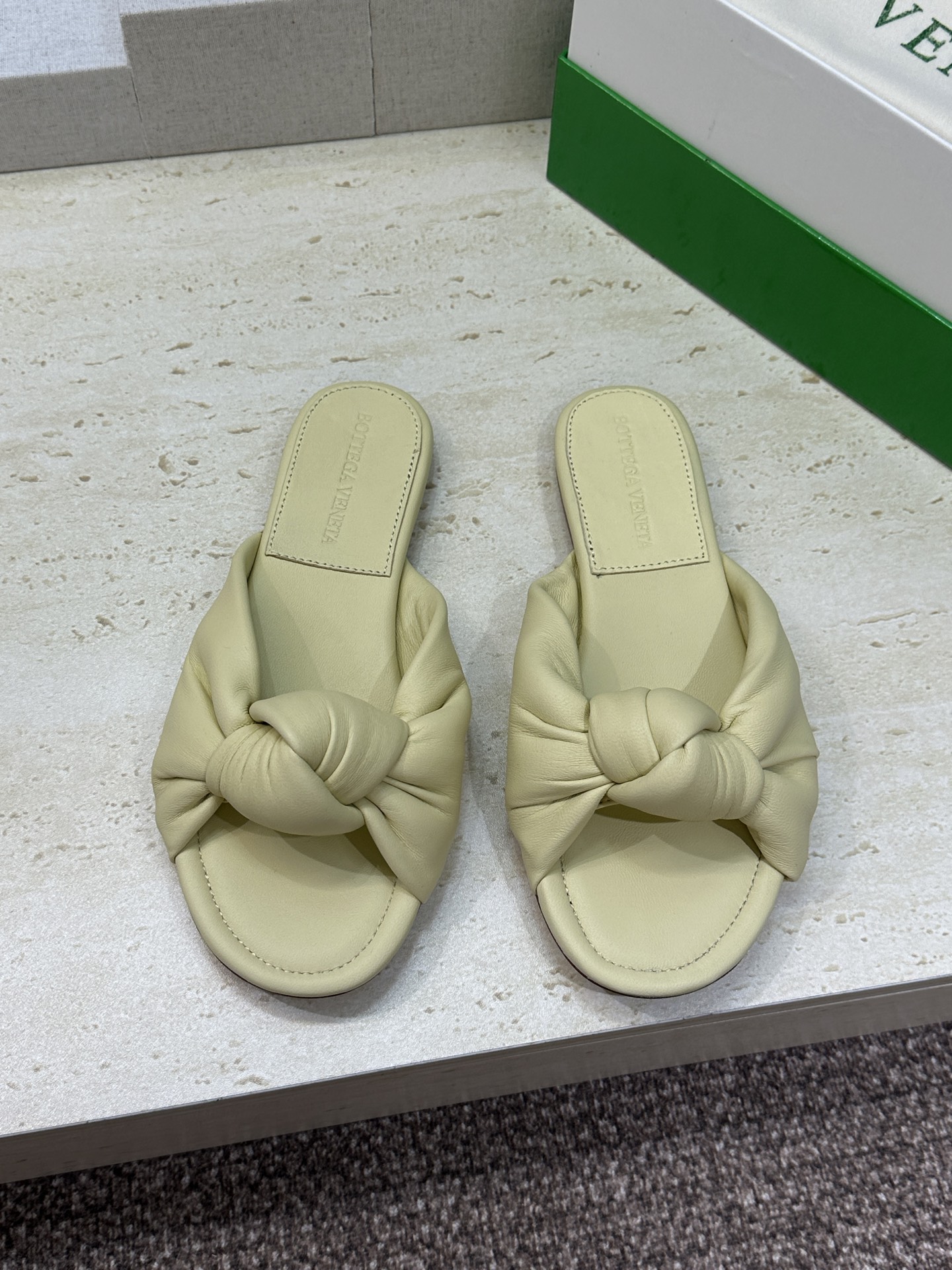Bottega Veneta 葆蝶家2026春夏新款果冻色高跟女鞋 BV字母logo平底圆头露趾凉拖鞋材