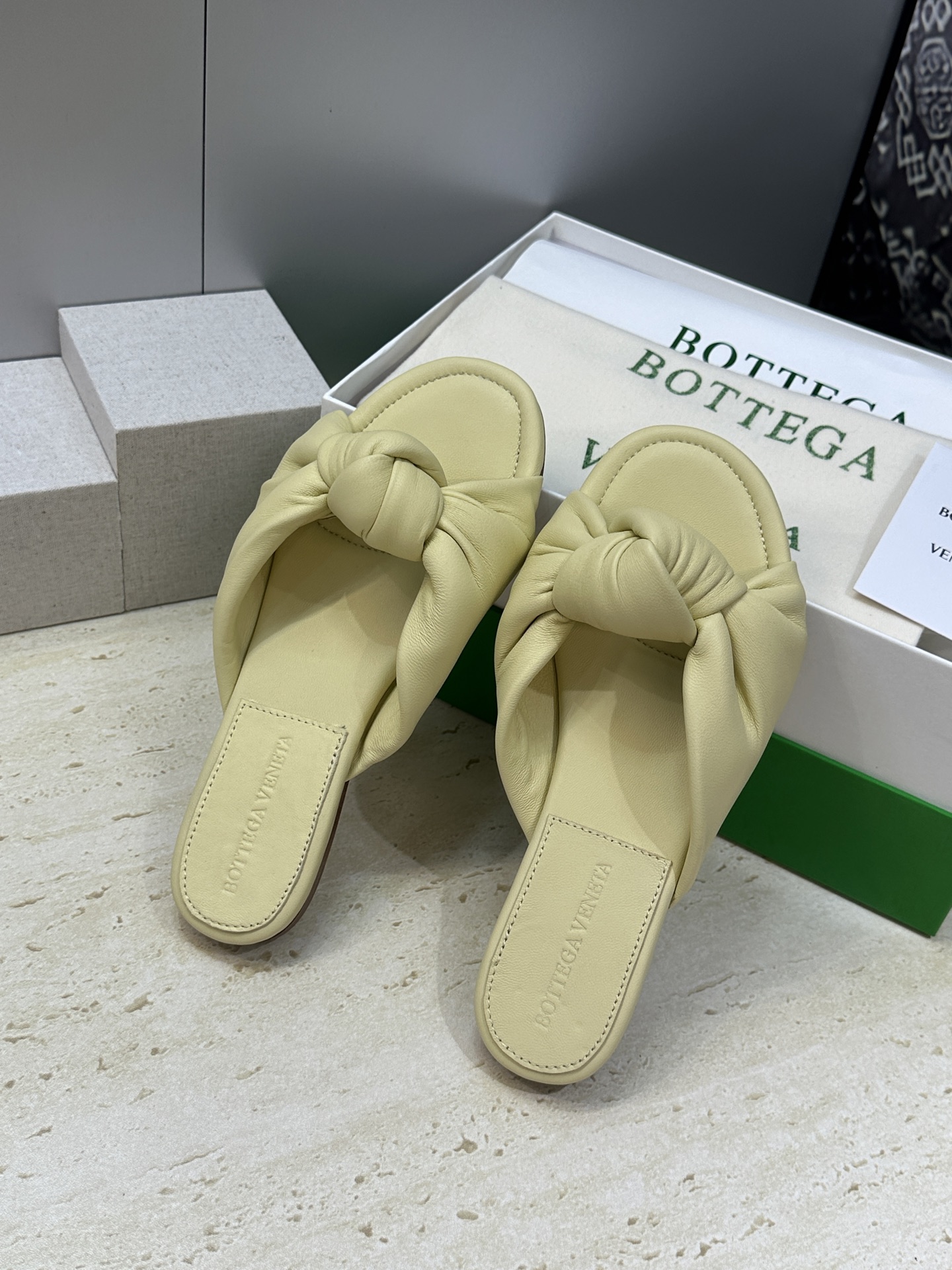 Bottega Veneta 葆蝶家2026春夏新款果冻色高跟女鞋 BV字母logo平底圆头露趾凉拖鞋材