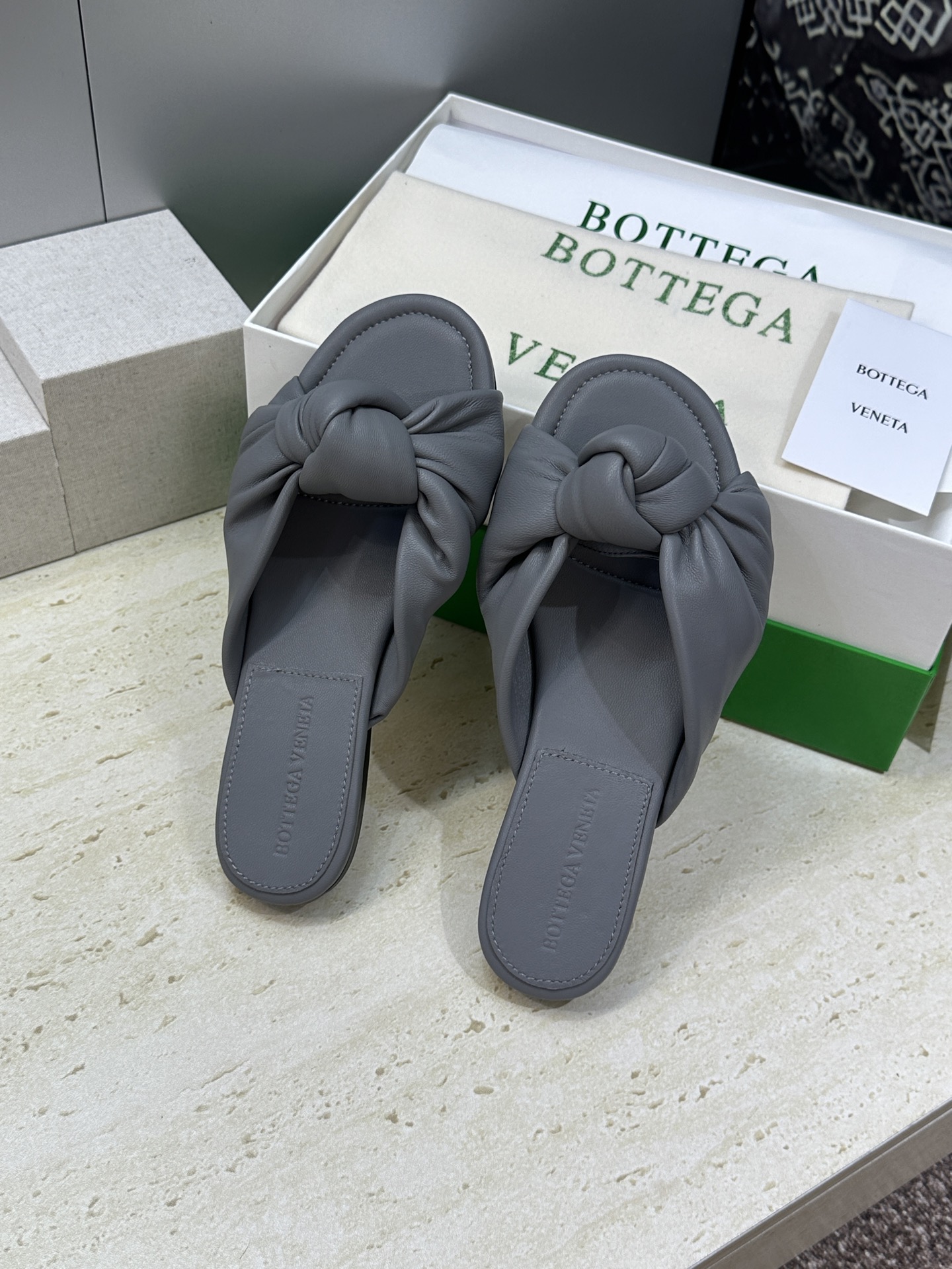 Bottega Veneta 葆蝶家2026春夏新款果冻色高跟女鞋 BV字母logo平底圆头露趾凉拖鞋材