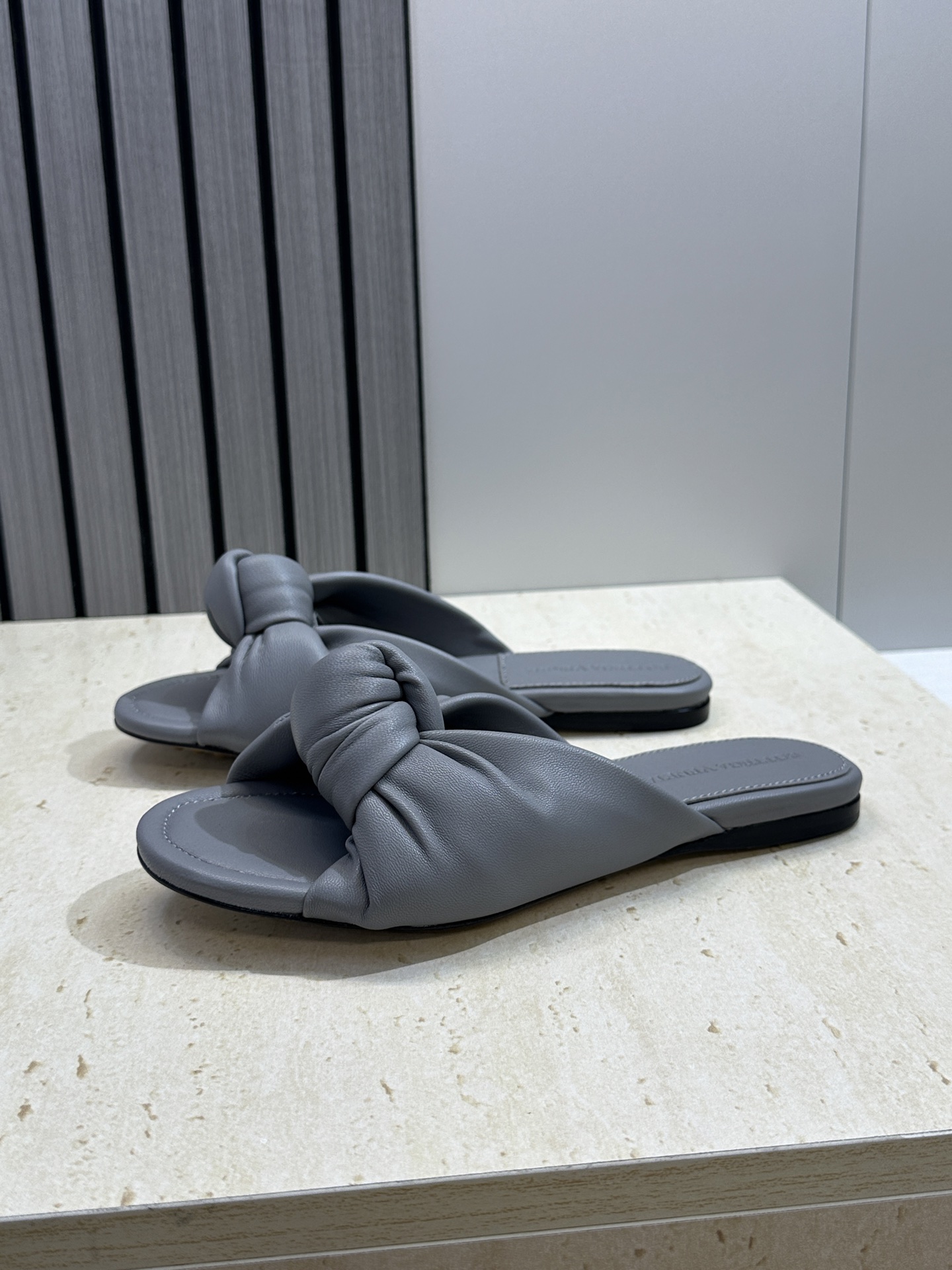 Bottega Veneta 葆蝶家2026春夏新款果冻色高跟女鞋 BV字母logo平底圆头露趾凉拖鞋材