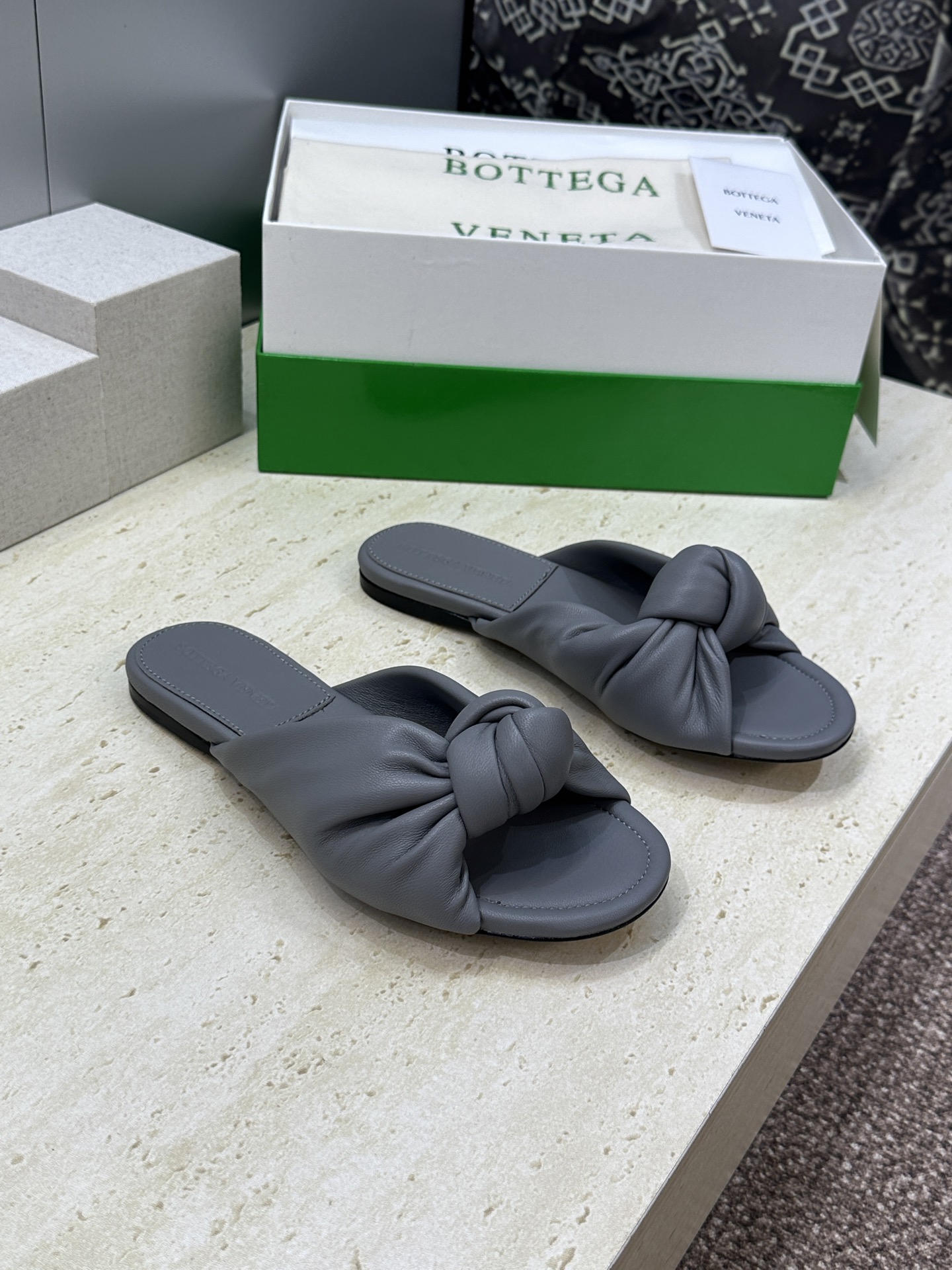 Bottega Veneta 葆蝶家2026春夏新款果冻色高跟女鞋 BV字母logo平底圆头露趾凉拖鞋材