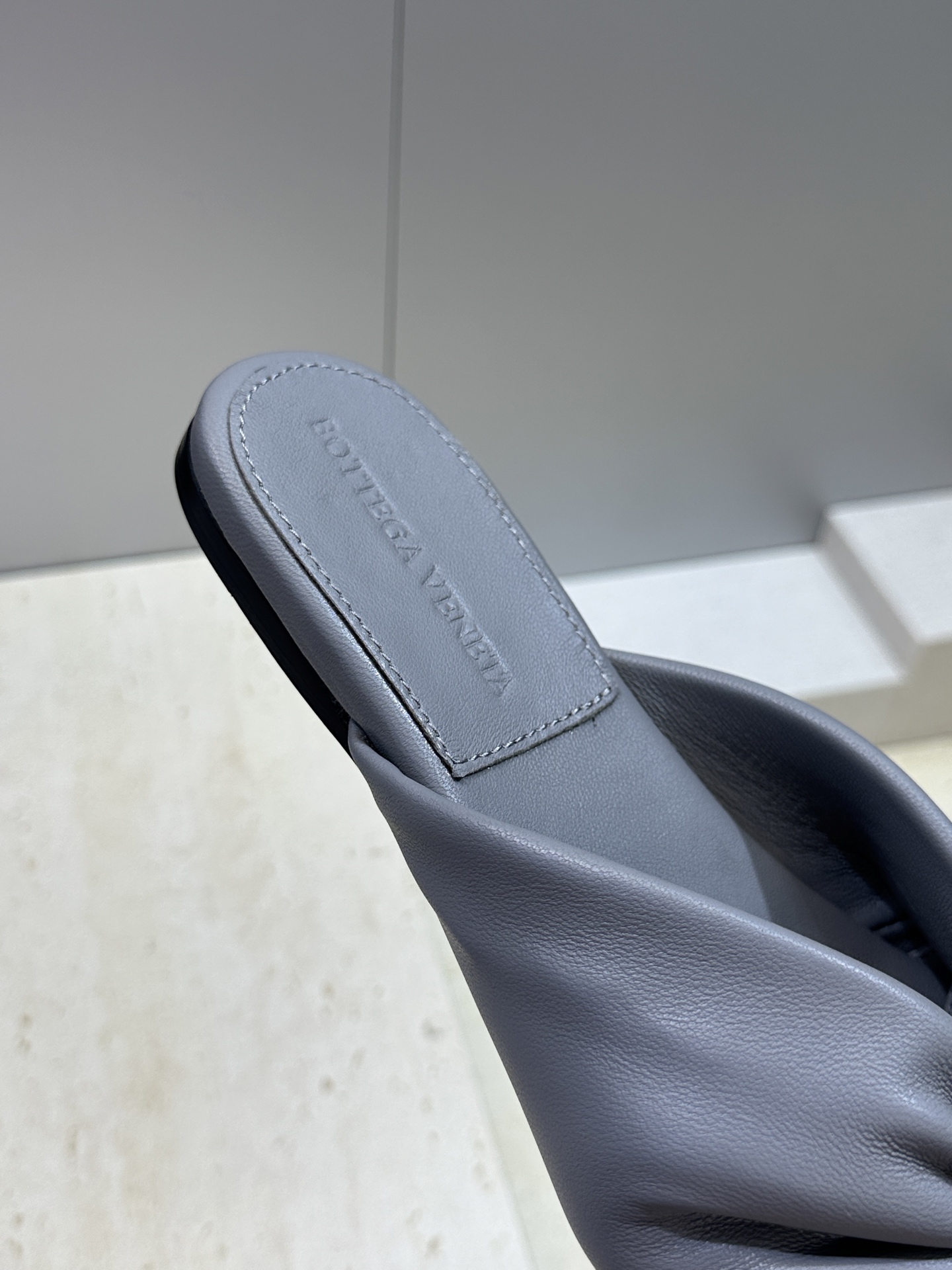 Bottega Veneta 葆蝶家2026春夏新款果冻色高跟女鞋 BV字母logo平底圆头露趾凉拖鞋材