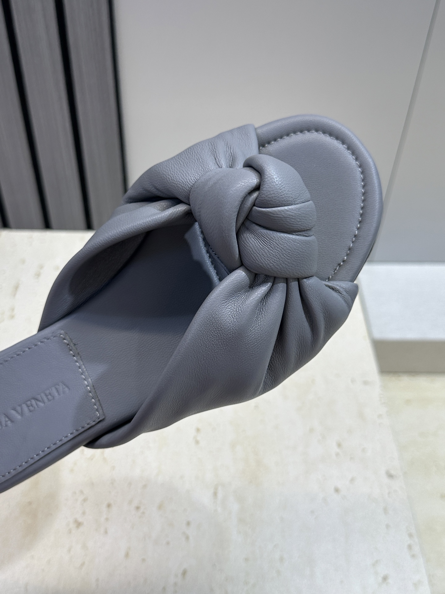 Bottega Veneta 葆蝶家2026春夏新款果冻色高跟女鞋 BV字母logo平底圆头露趾凉拖鞋材