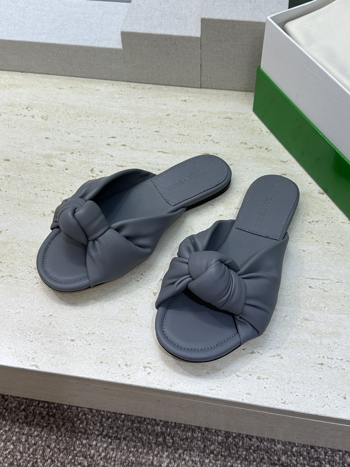 Bottega Veneta 葆蝶家2026春夏新款果冻色高跟女鞋 BV字母logo平底圆头露趾凉拖鞋材