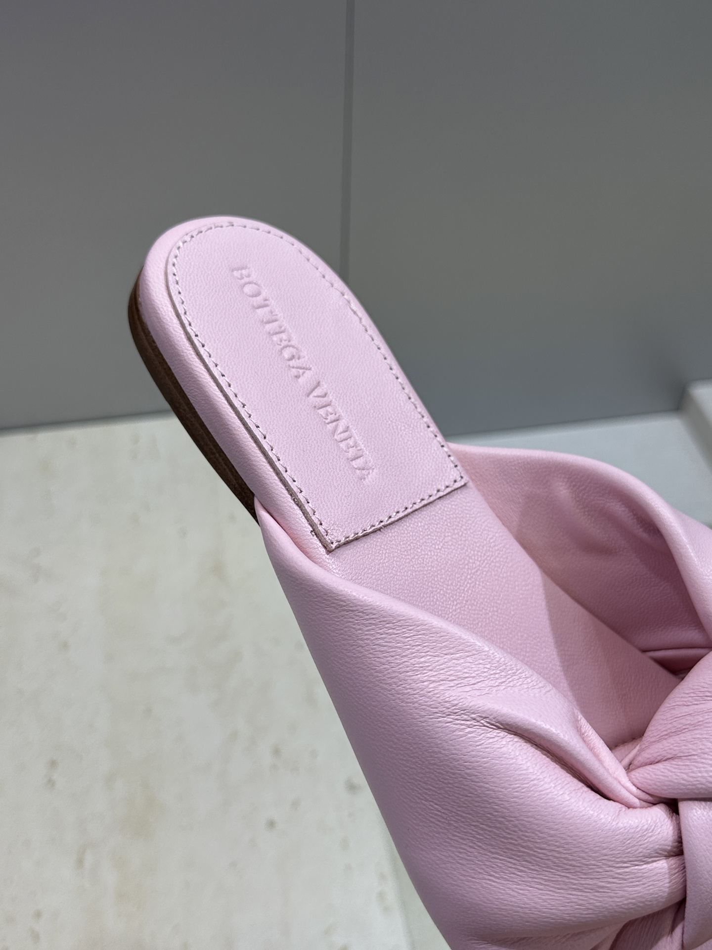 Bottega Veneta 葆蝶家2026春夏新款果冻色高跟女鞋 BV字母logo平底圆头露趾凉拖鞋材
