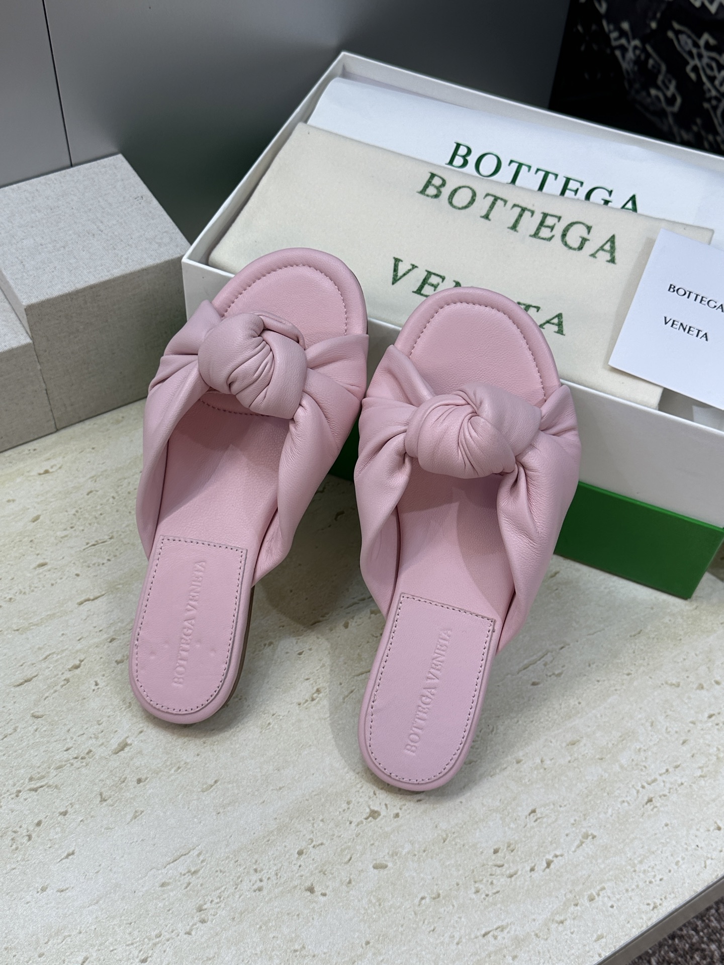 Bottega Veneta 葆蝶家2026春夏新款果冻色高跟女鞋 BV字母logo平底圆头露趾凉拖鞋材