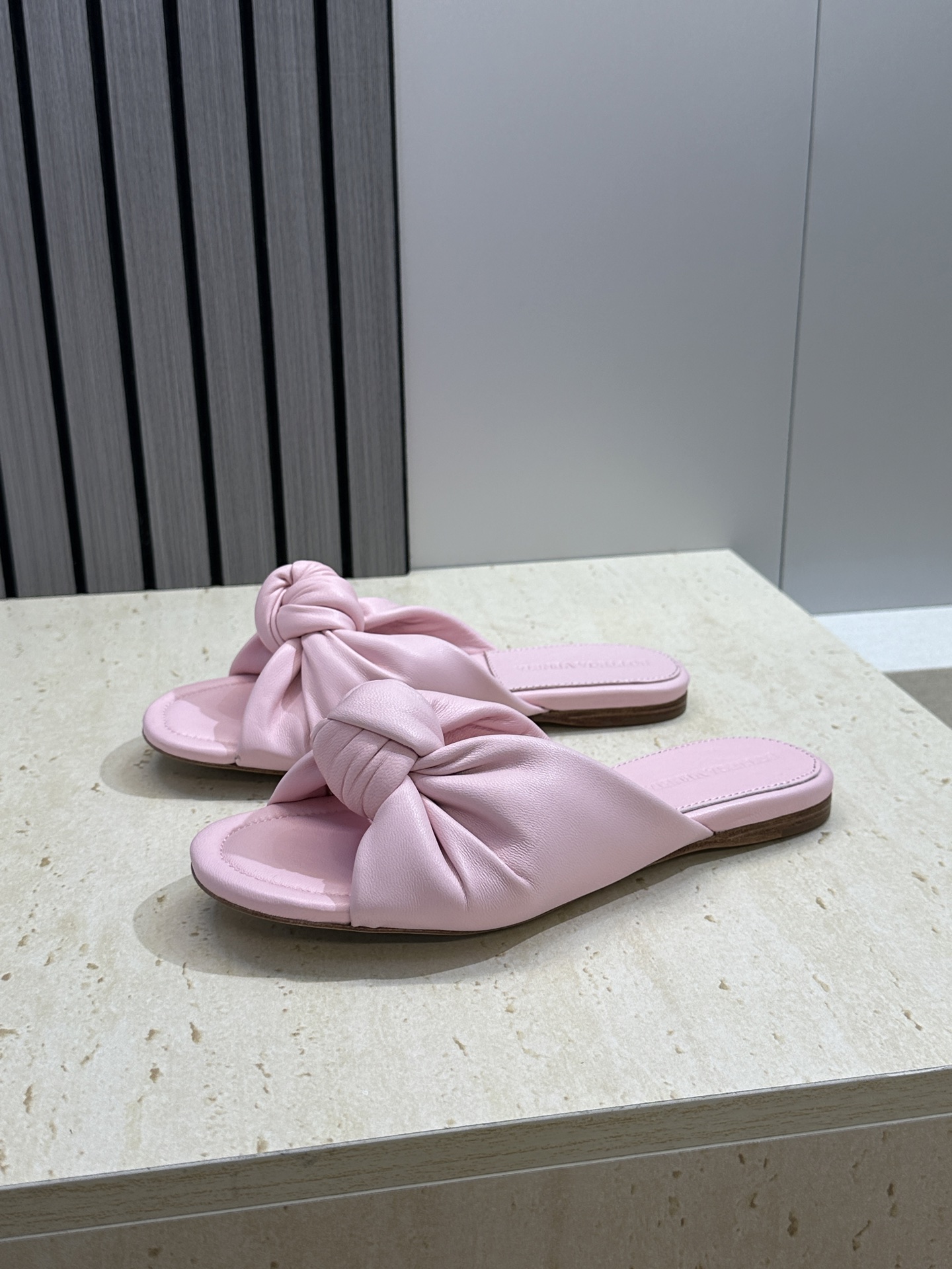 Bottega Veneta 葆蝶家2026春夏新款果冻色高跟女鞋 BV字母logo平底圆头露趾凉拖鞋材