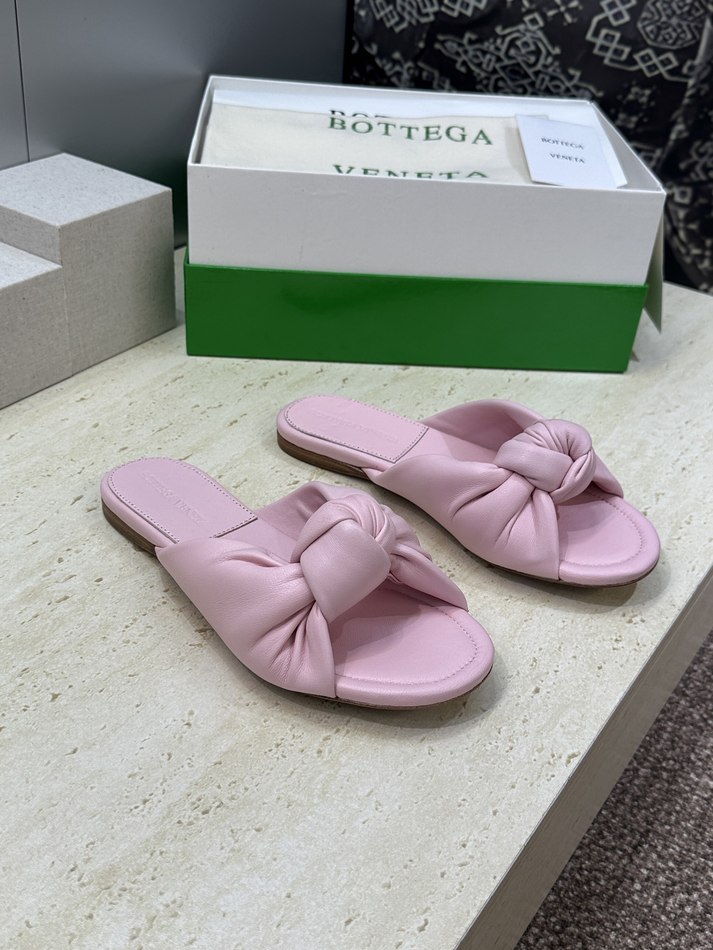 Bottega Veneta 葆蝶家2026春夏新款果冻色高跟女鞋 BV字母logo平底圆头露趾凉拖鞋材