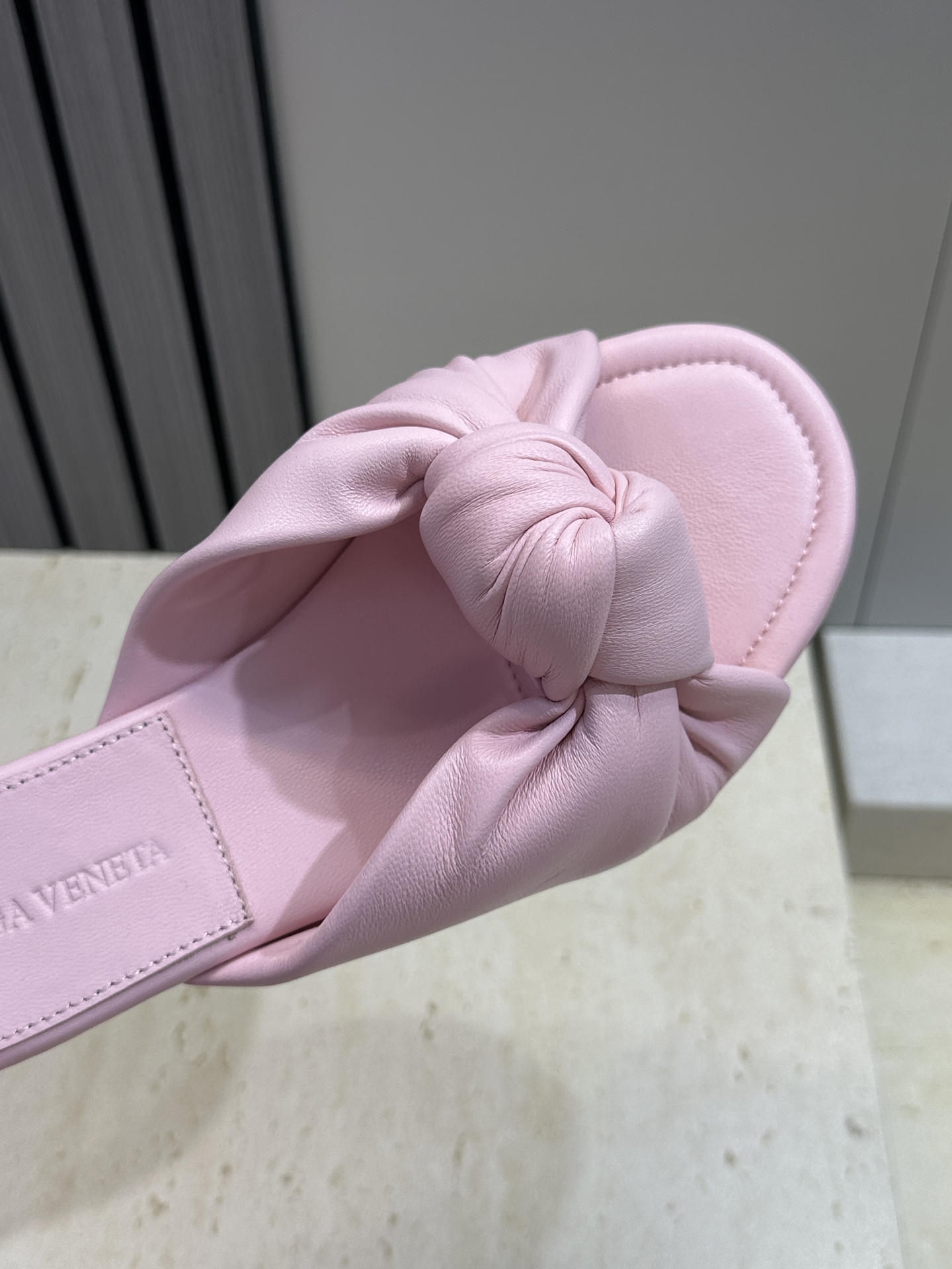 Bottega Veneta 葆蝶家2026春夏新款果冻色高跟女鞋 BV字母logo平底圆头露趾凉拖鞋材