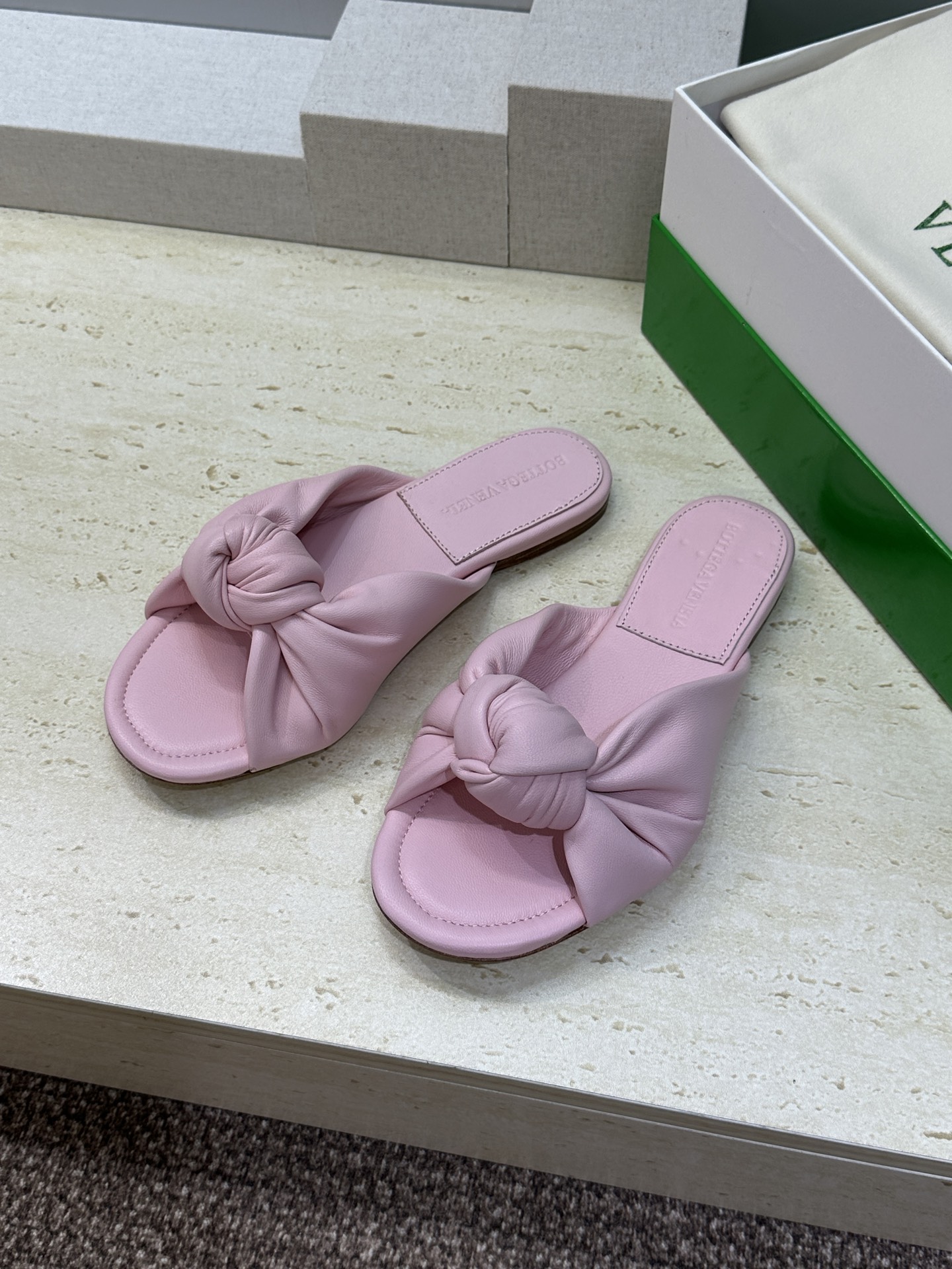 Bottega Veneta 葆蝶家2026春夏新款果冻色高跟女鞋 BV字母logo平底圆头露趾凉拖鞋材