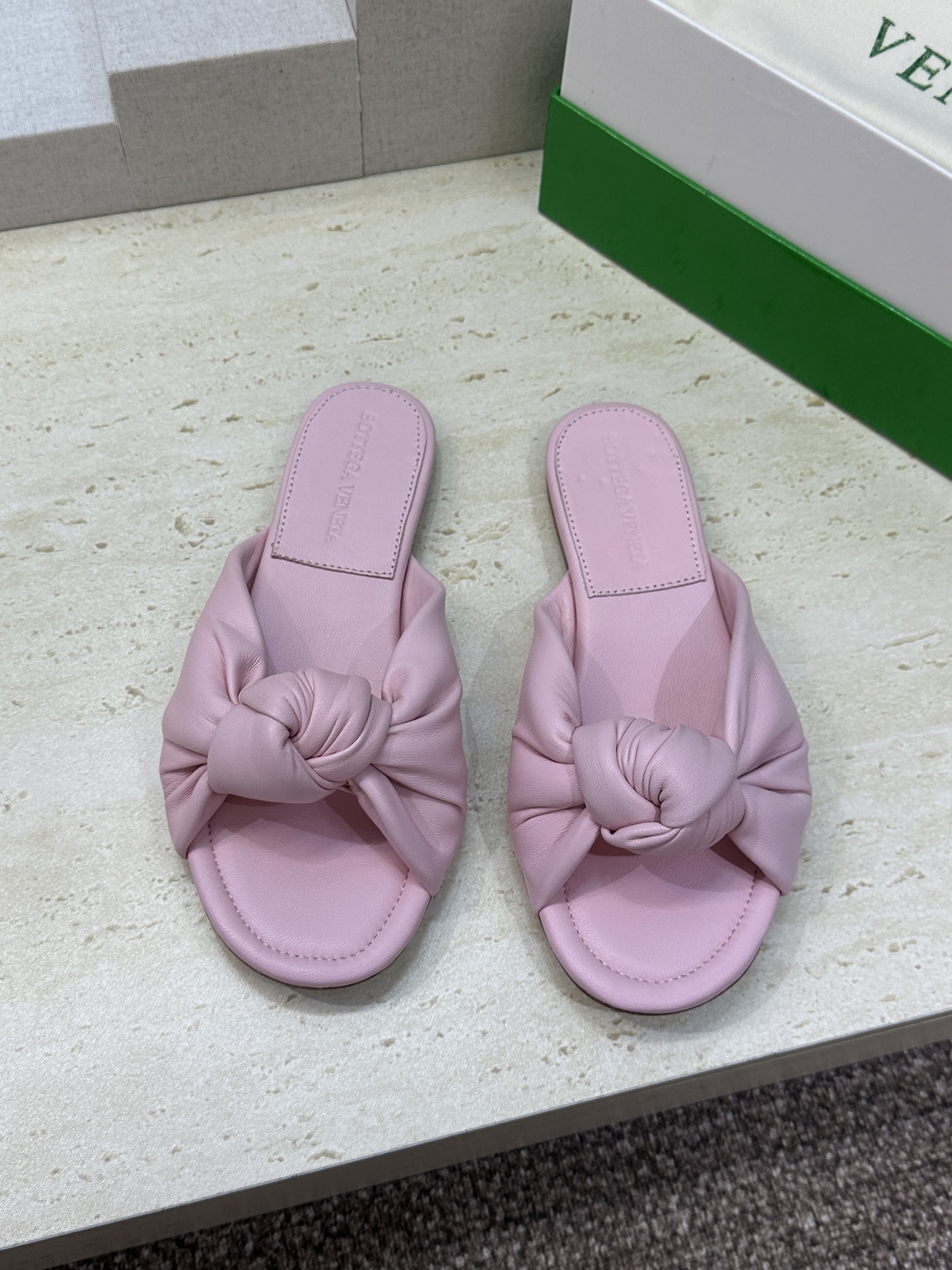 Bottega Veneta 葆蝶家2026春夏新款果冻色高跟女鞋 BV字母logo平底圆头露趾凉拖鞋材