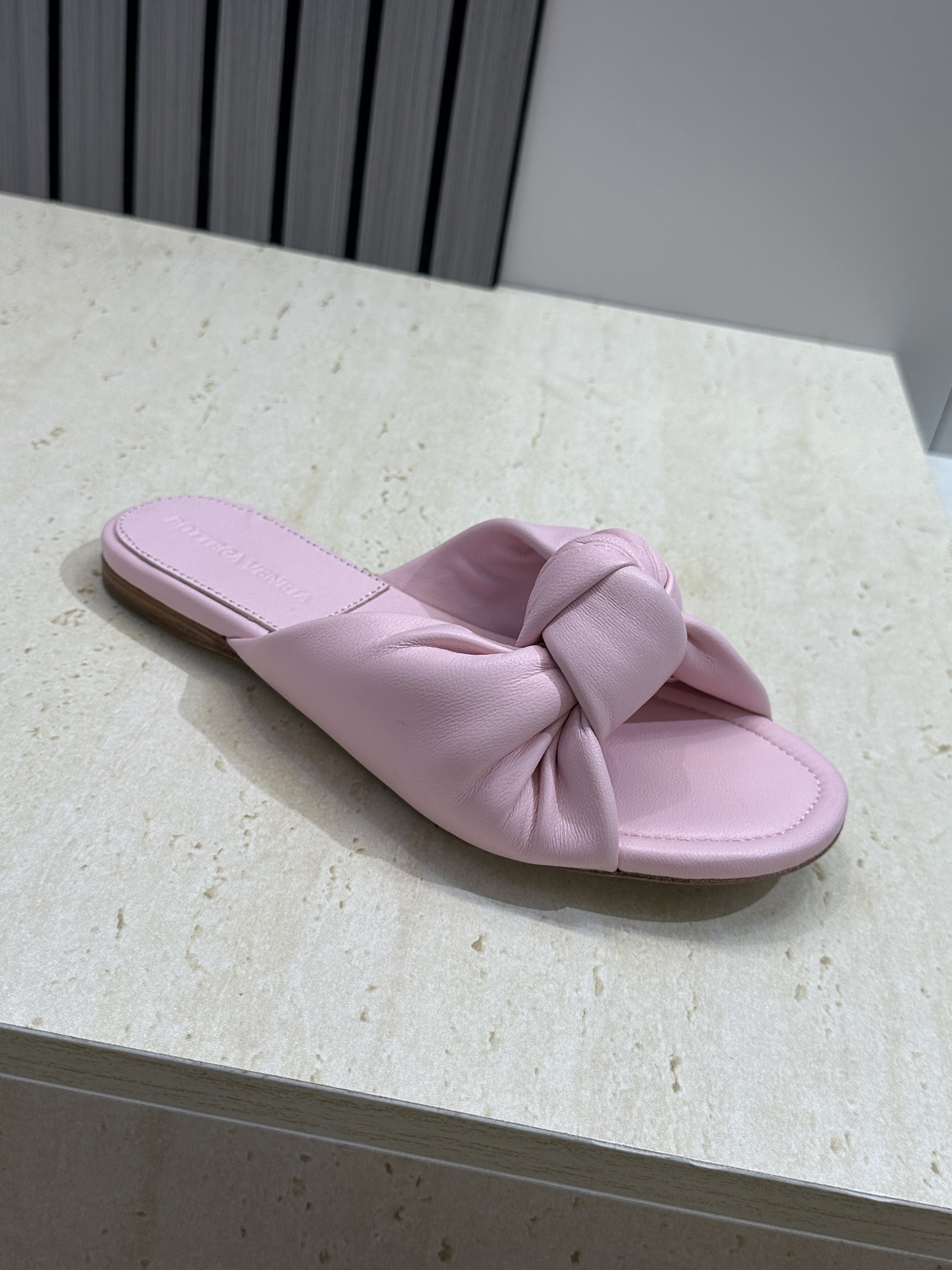 Bottega Veneta 葆蝶家2026春夏新款果冻色高跟女鞋 BV字母logo平底圆头露趾凉拖鞋材