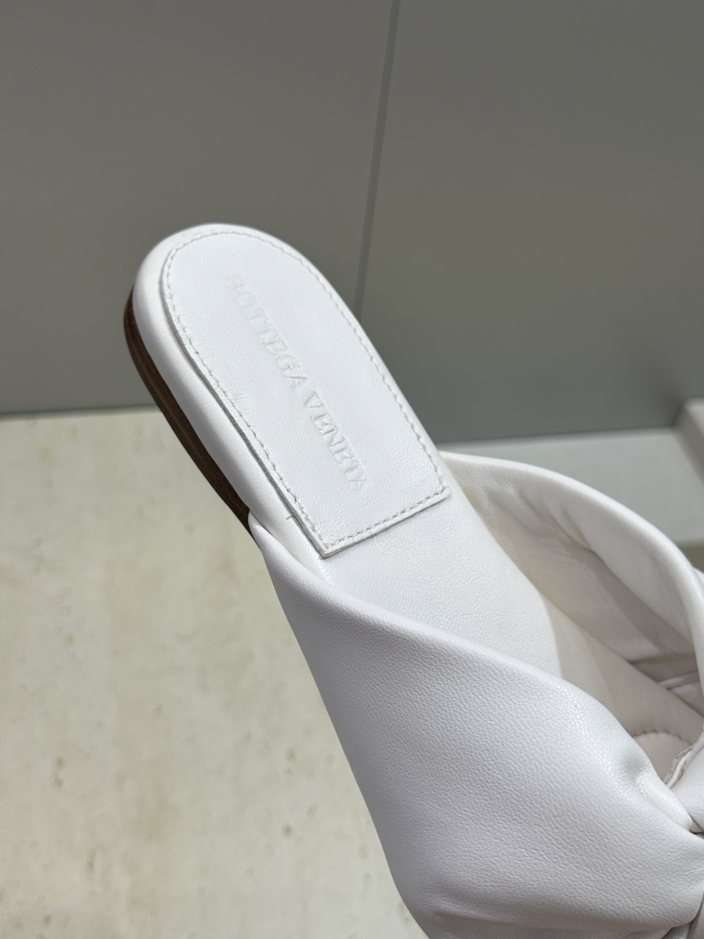 Bottega Veneta 葆蝶家2026春夏新款果冻色高跟女鞋 BV字母logo平底圆头露趾凉拖鞋材