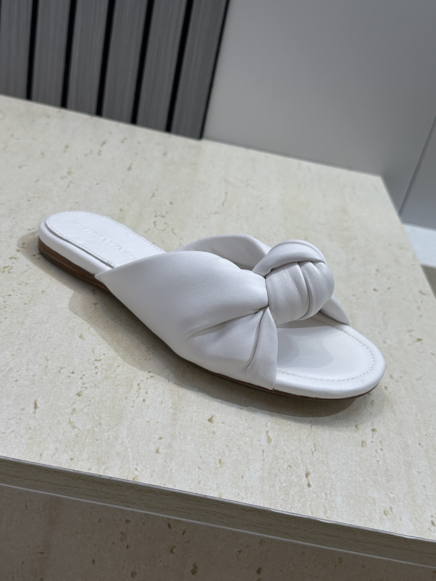Bottega Veneta 葆蝶家2026春夏新款果冻色高跟女鞋 BV字母logo平底圆头露趾凉拖鞋材