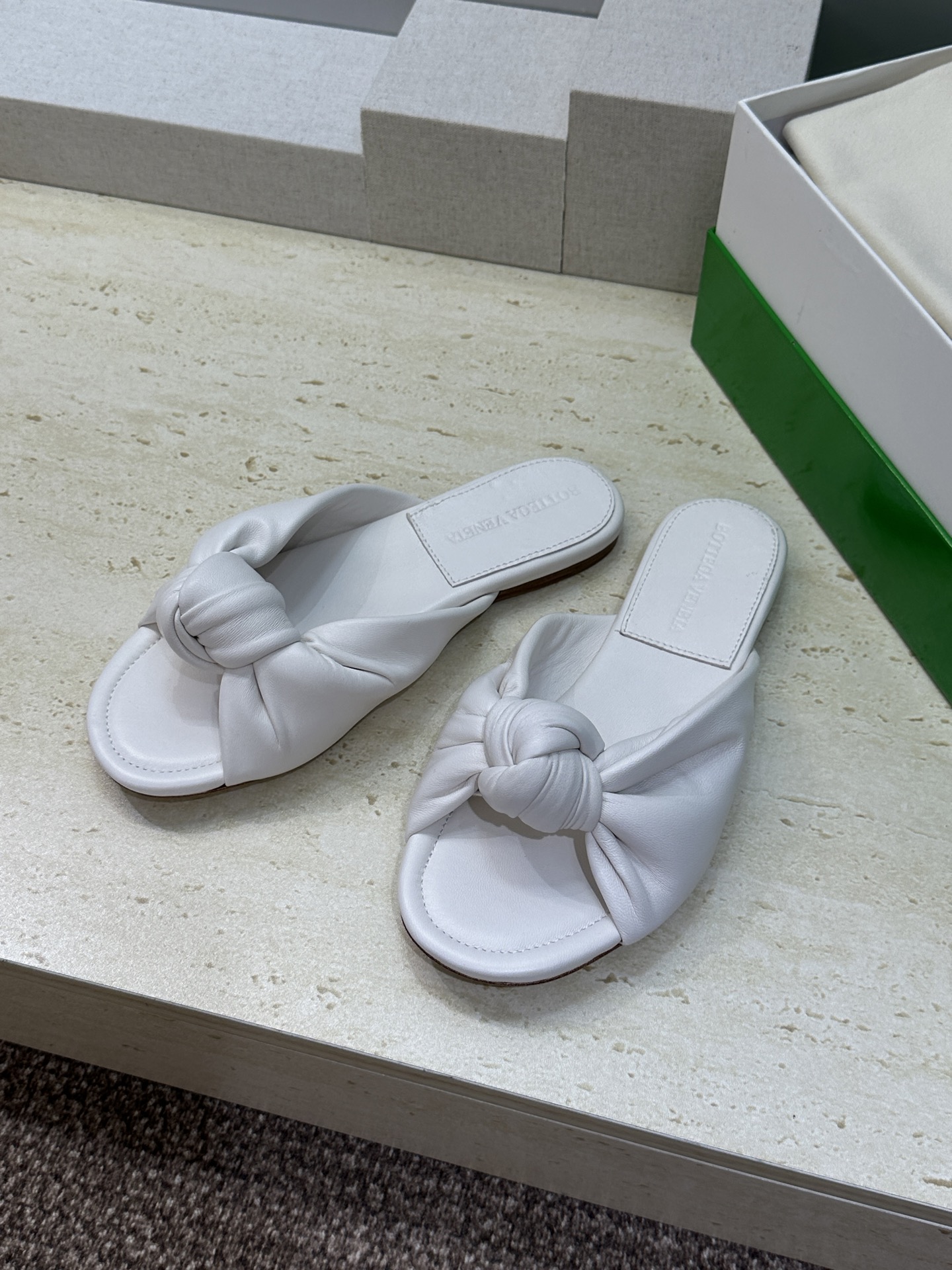 Bottega Veneta 葆蝶家2026春夏新款果冻色高跟女鞋 BV字母logo平底圆头露趾凉拖鞋材
