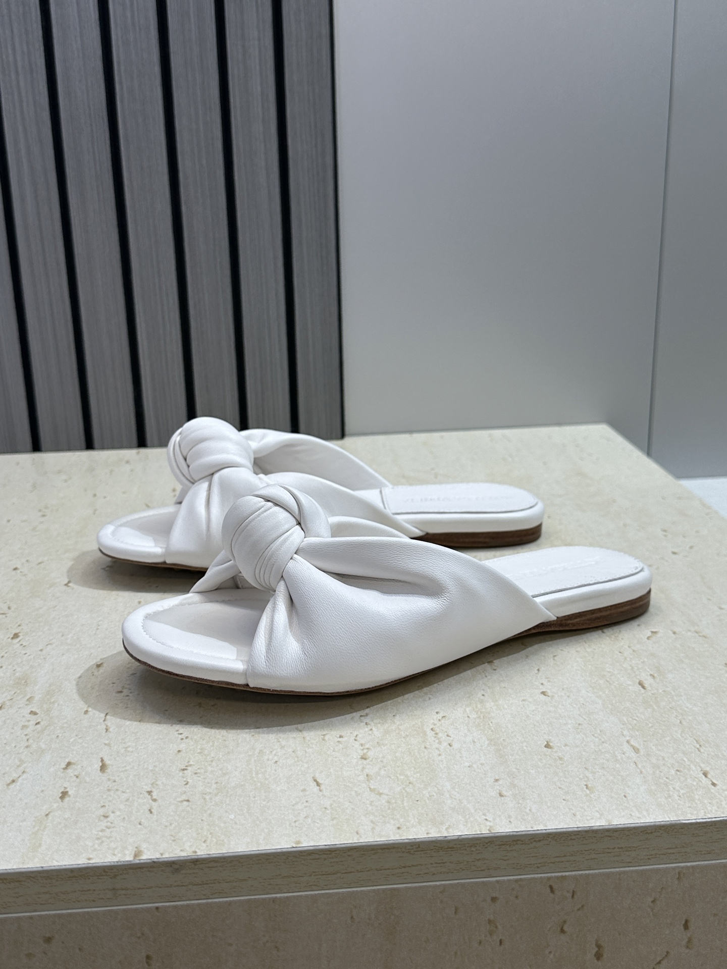 Bottega Veneta 葆蝶家2026春夏新款果冻色高跟女鞋 BV字母logo平底圆头露趾凉拖鞋材
