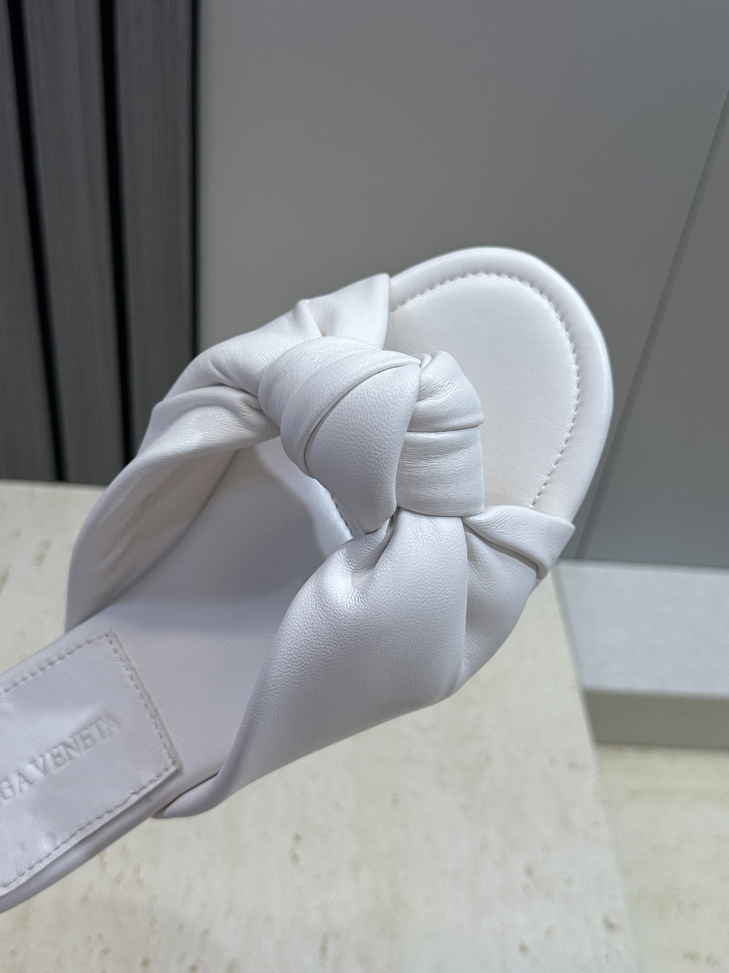 Bottega Veneta 葆蝶家2026春夏新款果冻色高跟女鞋 BV字母logo平底圆头露趾凉拖鞋材