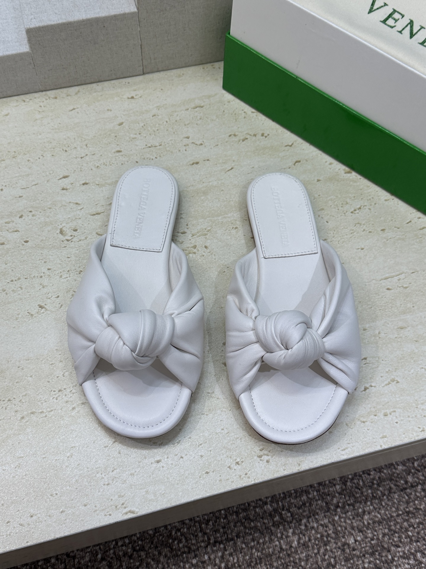 Bottega Veneta 葆蝶家2026春夏新款果冻色高跟女鞋 BV字母logo平底圆头露趾凉拖鞋材
