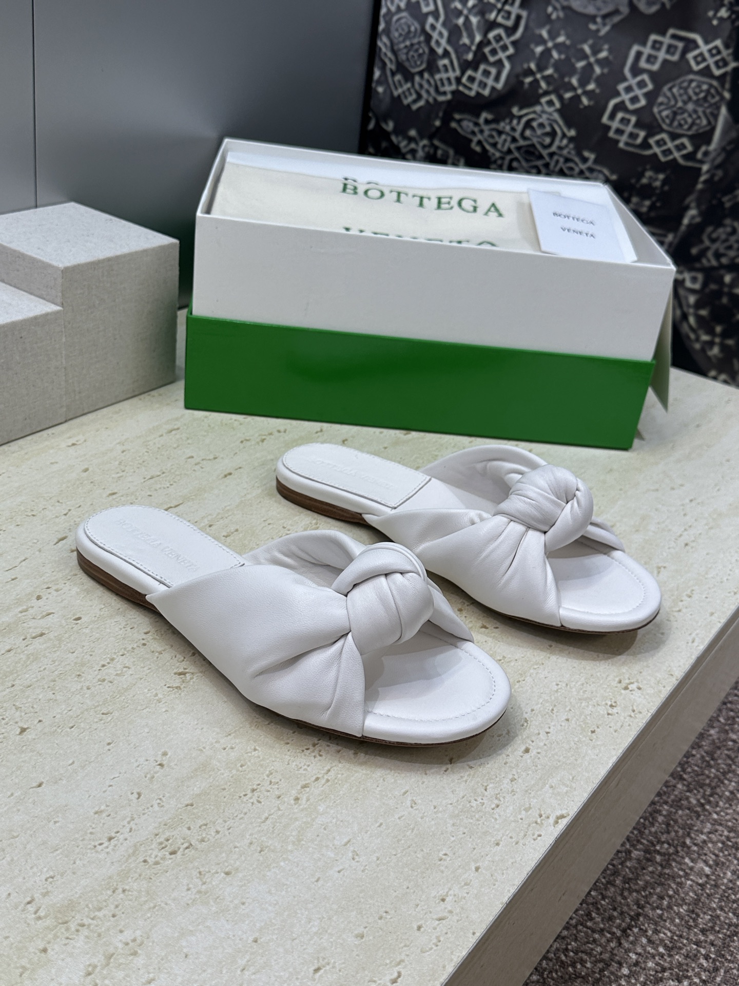 Bottega Veneta 葆蝶家2026春夏新款果冻色高跟女鞋 BV字母logo平底圆头露趾凉拖鞋材