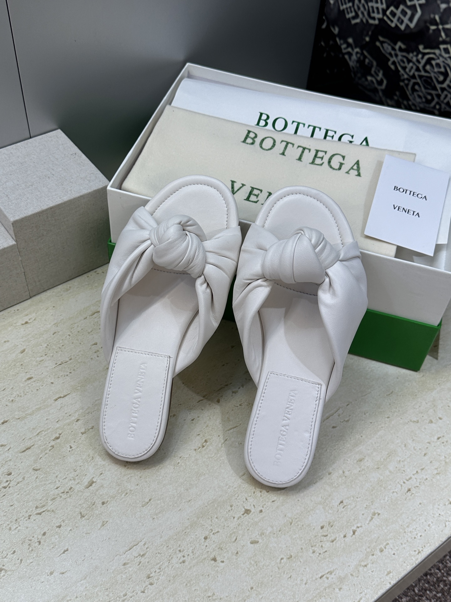 Bottega Veneta 葆蝶家2026春夏新款果冻色高跟女鞋 BV字母logo平底圆头露趾凉拖鞋材