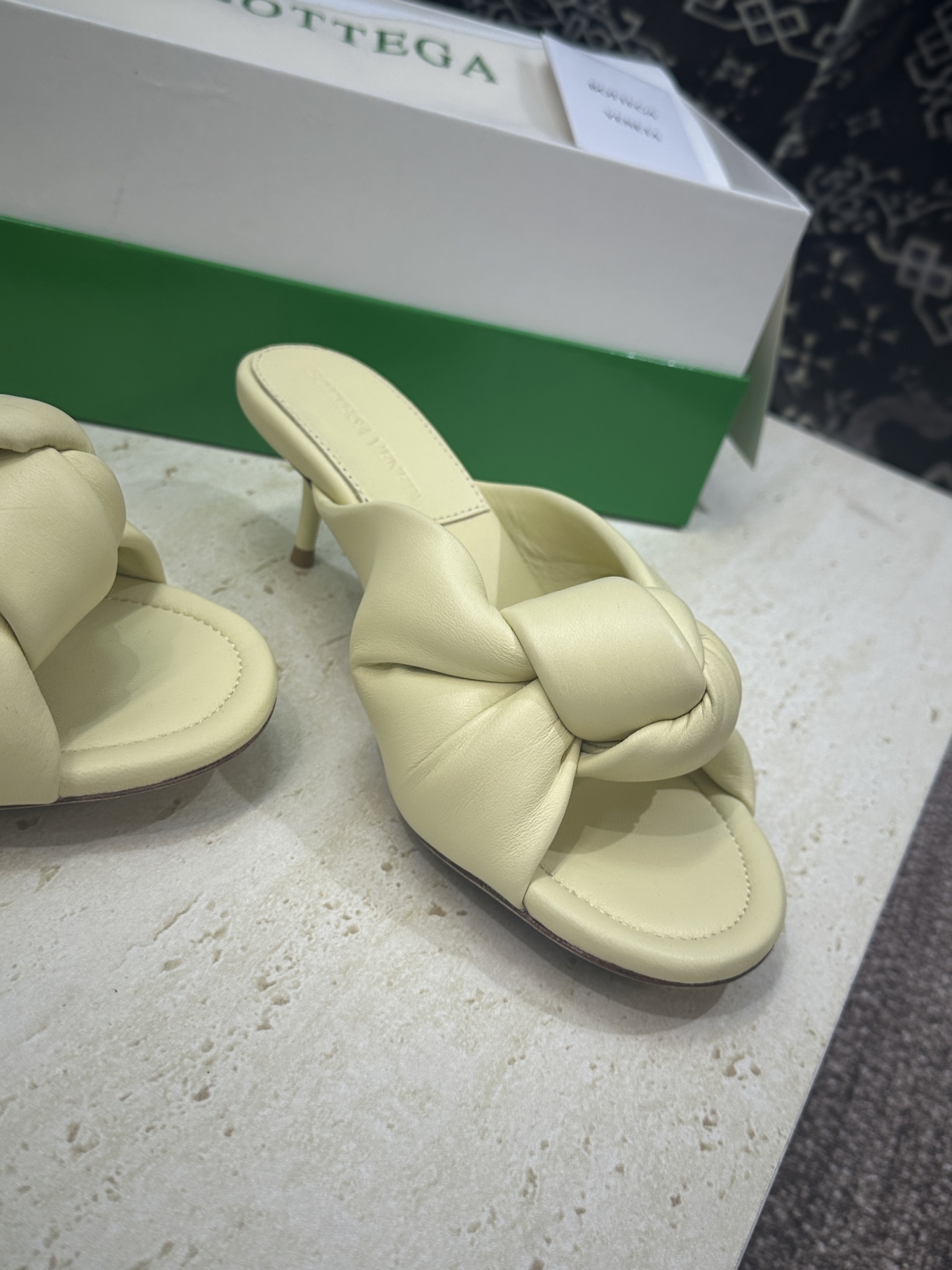 Bottega Veneta 葆蝶家2026春夏新款果冻色高跟女鞋 BV字母logo平底圆头露趾凉拖鞋材