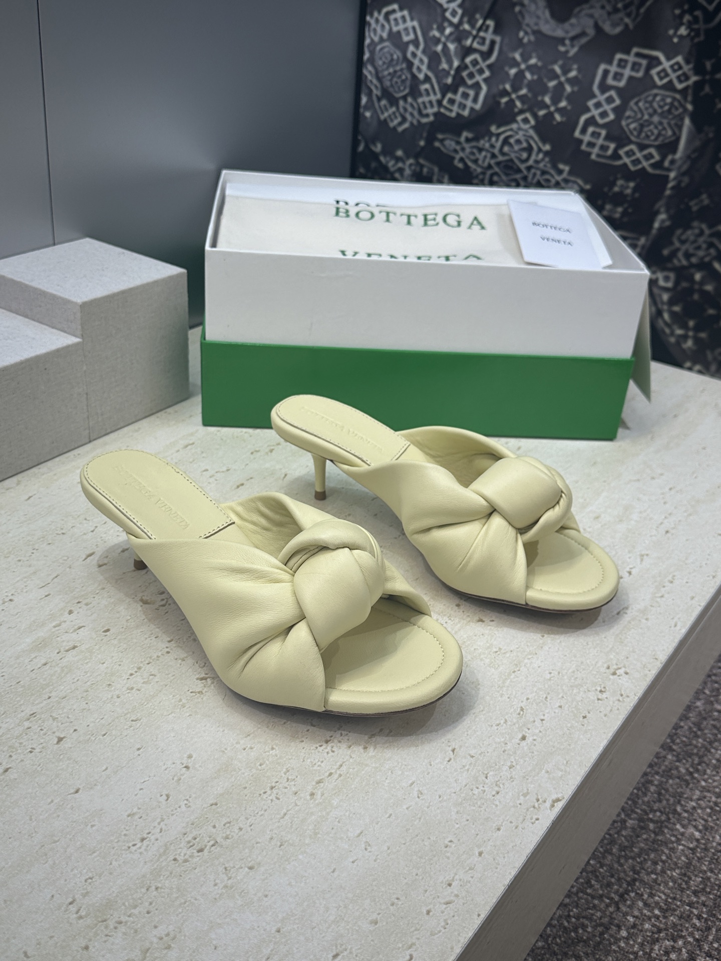 Bottega Veneta 葆蝶家2026春夏新款果冻色高跟女鞋 BV字母logo平底圆头露趾凉拖鞋材