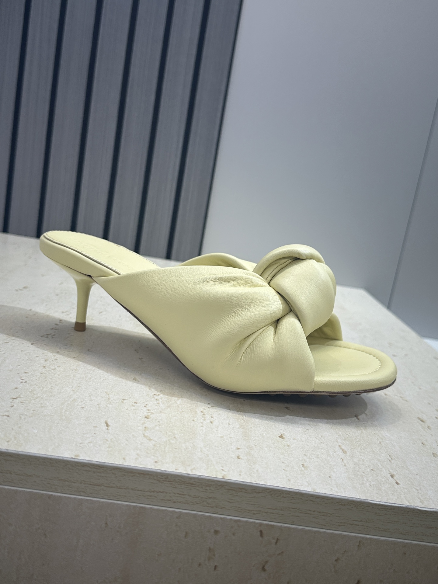 Bottega Veneta 葆蝶家2026春夏新款果冻色高跟女鞋 BV字母logo平底圆头露趾凉拖鞋材