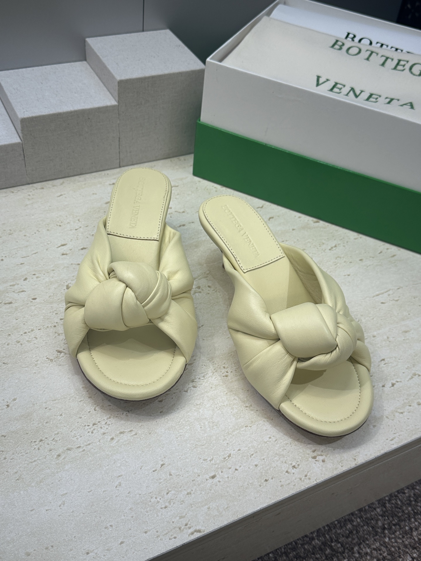 Bottega Veneta 葆蝶家2026春夏新款果冻色高跟女鞋 BV字母logo平底圆头露趾凉拖鞋材