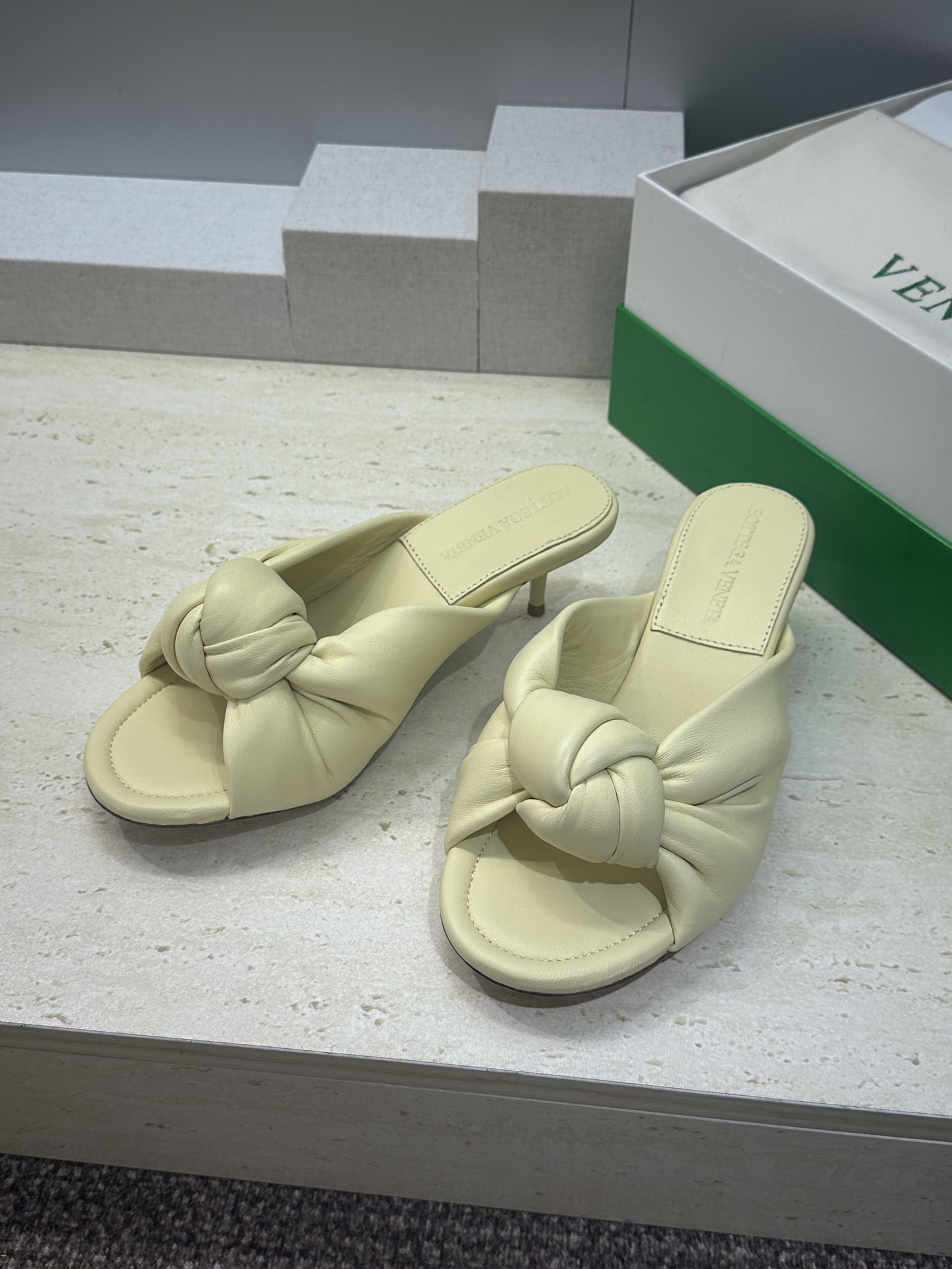 Bottega Veneta 葆蝶家2026春夏新款果冻色高跟女鞋 BV字母logo平底圆头露趾凉拖鞋材