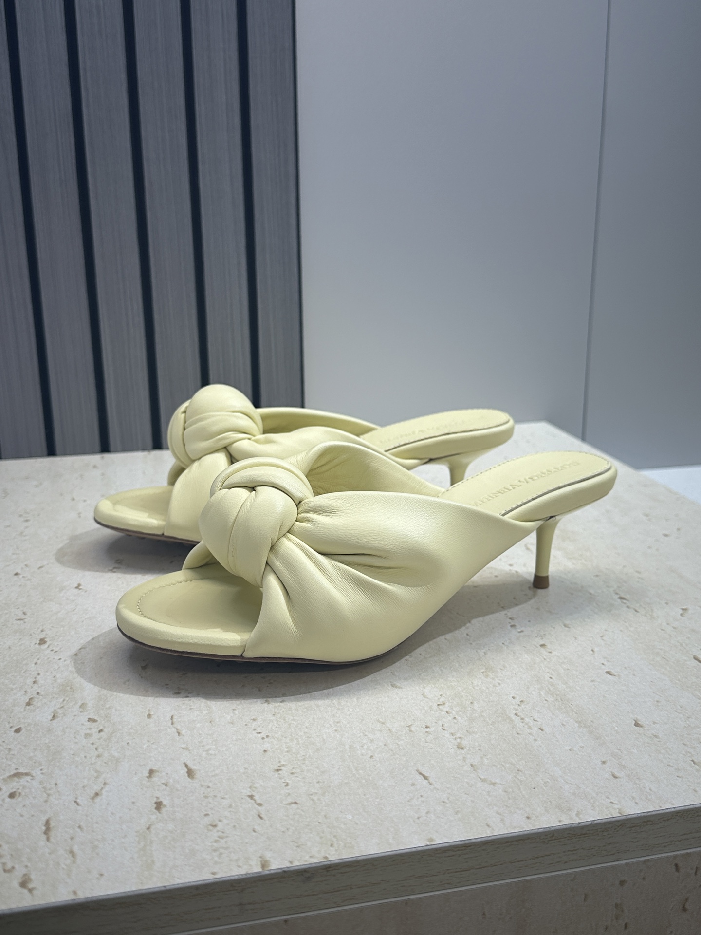 Bottega Veneta 葆蝶家2026春夏新款果冻色高跟女鞋 BV字母logo平底圆头露趾凉拖鞋材