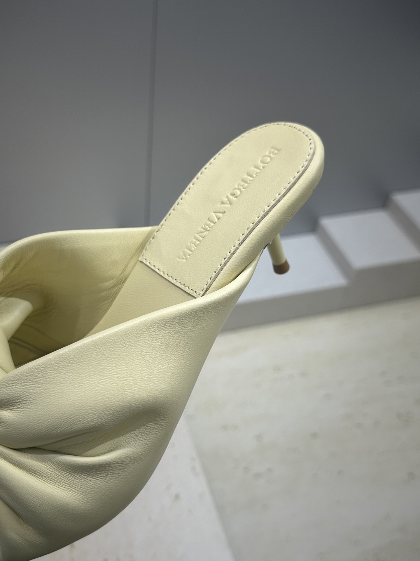 Bottega Veneta 葆蝶家2026春夏新款果冻色高跟女鞋 BV字母logo平底圆头露趾凉拖鞋材