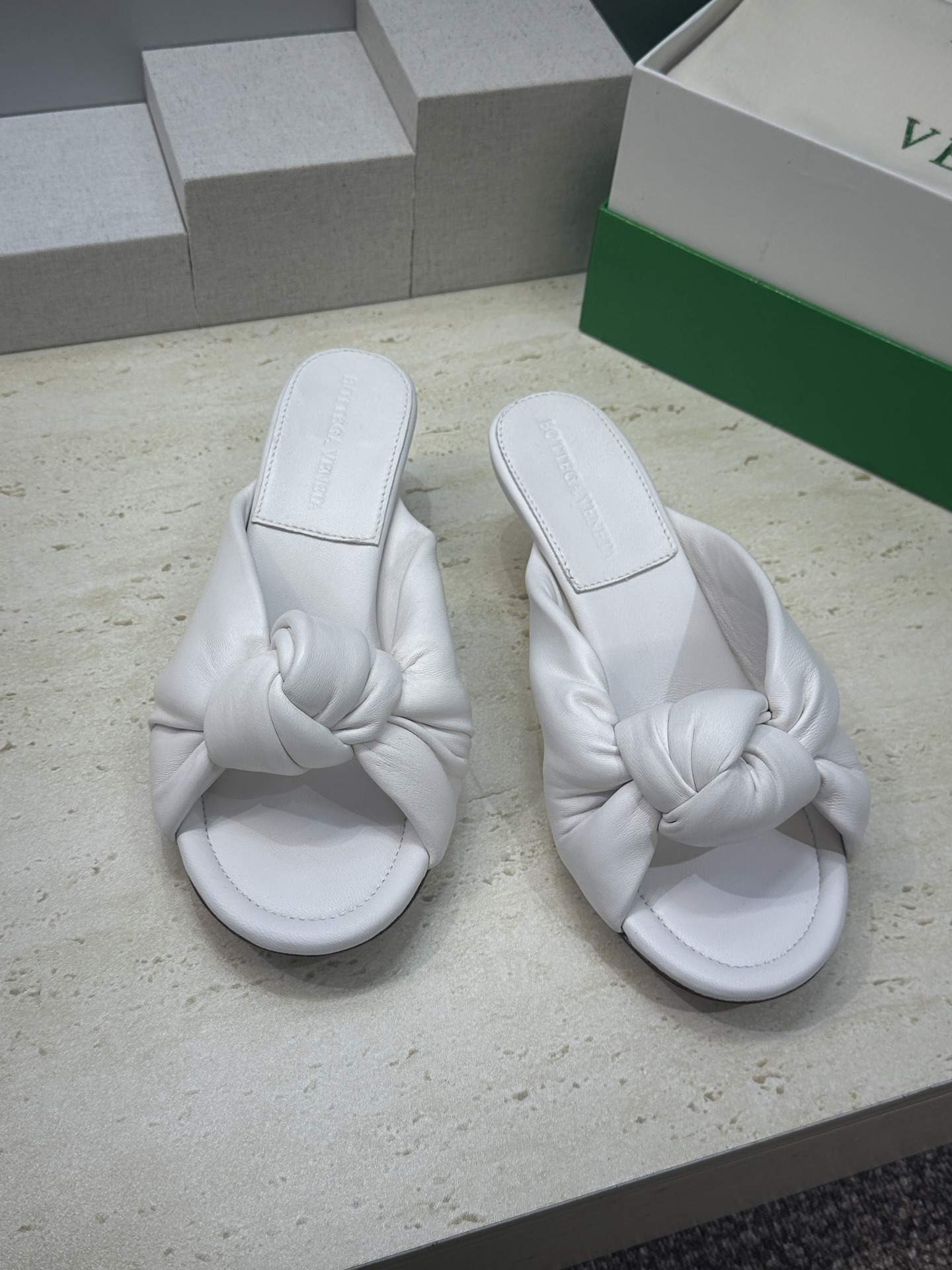 Bottega Veneta 葆蝶家2026春夏新款果冻色高跟女鞋 BV字母logo平底圆头露趾凉拖鞋材