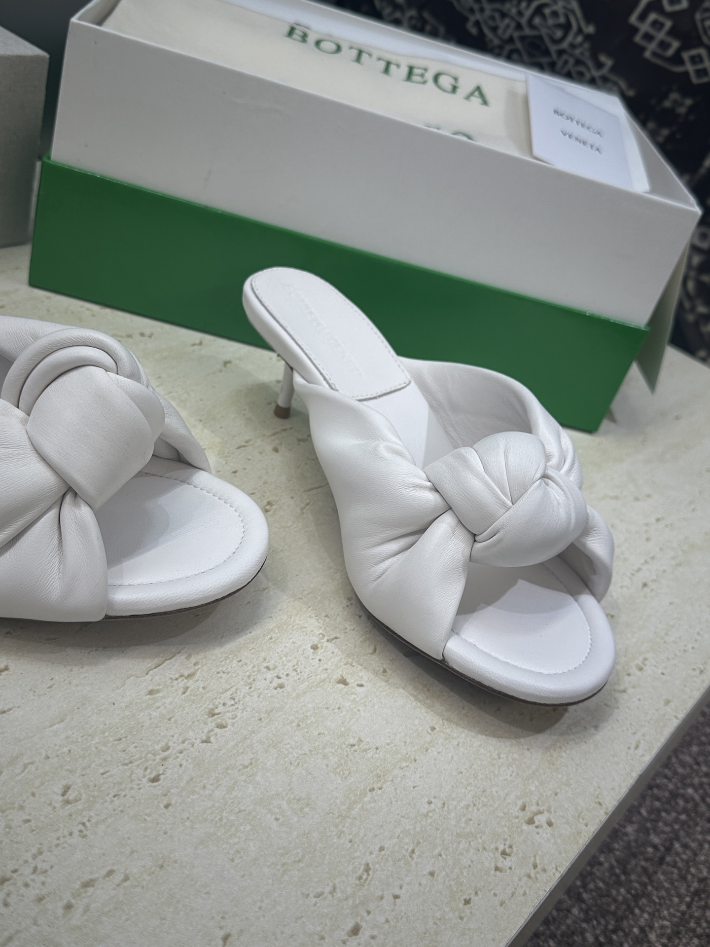 Bottega Veneta 葆蝶家2026春夏新款果冻色高跟女鞋 BV字母logo平底圆头露趾凉拖鞋材