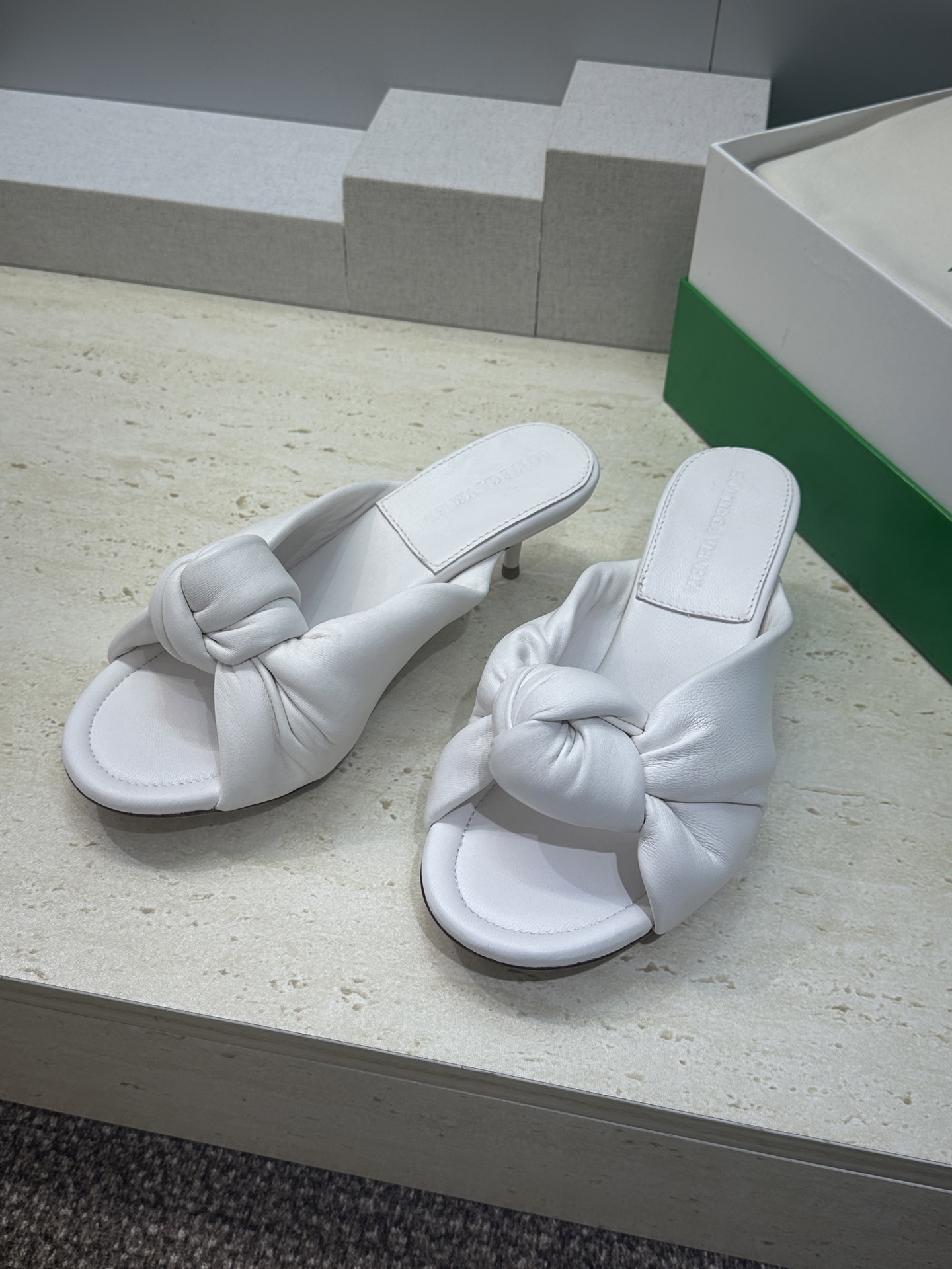 Bottega Veneta 葆蝶家2026春夏新款果冻色高跟女鞋 BV字母logo平底圆头露趾凉拖鞋材