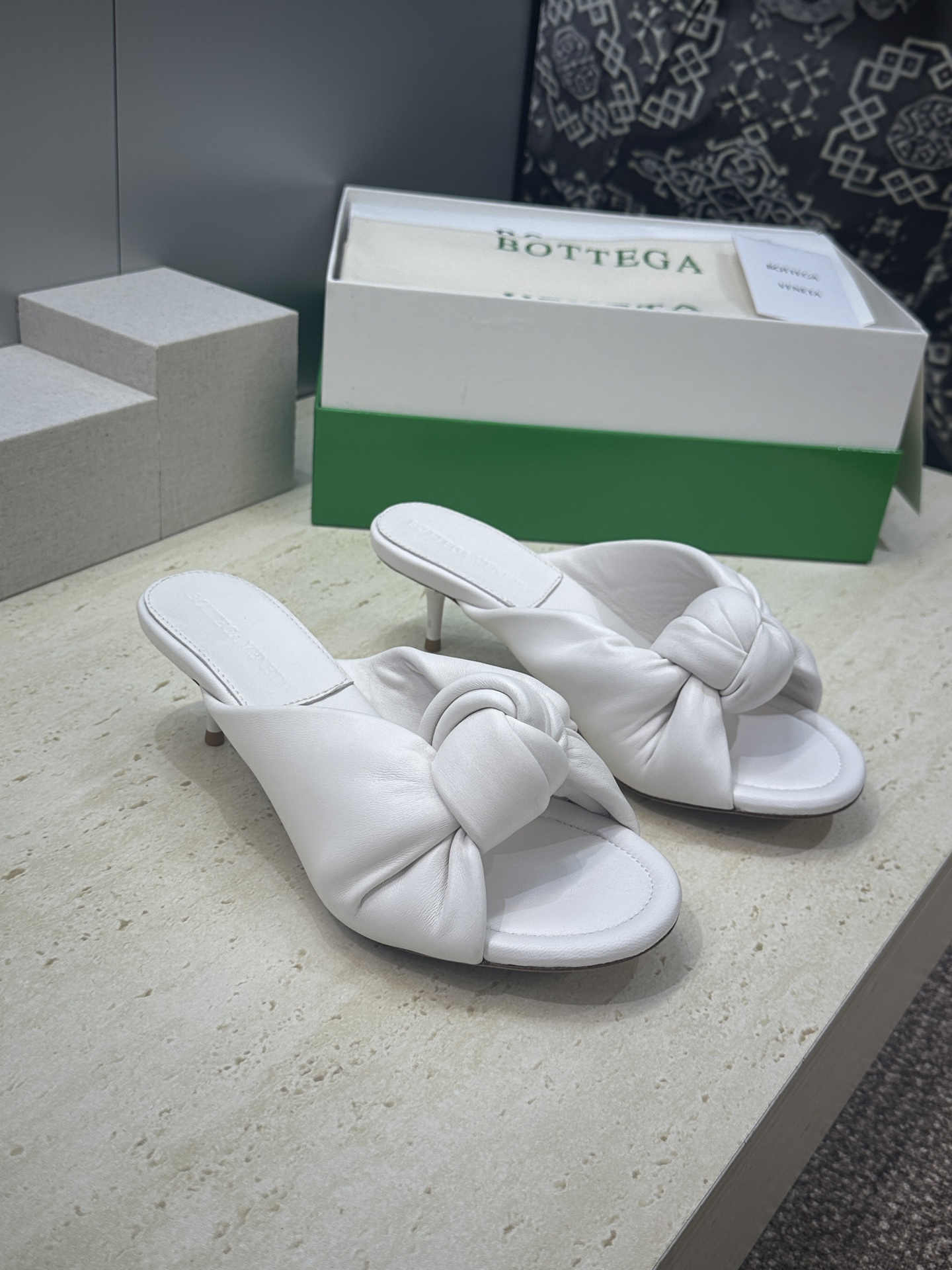 Bottega Veneta 葆蝶家2026春夏新款果冻色高跟女鞋 BV字母logo平底圆头露趾凉拖鞋材