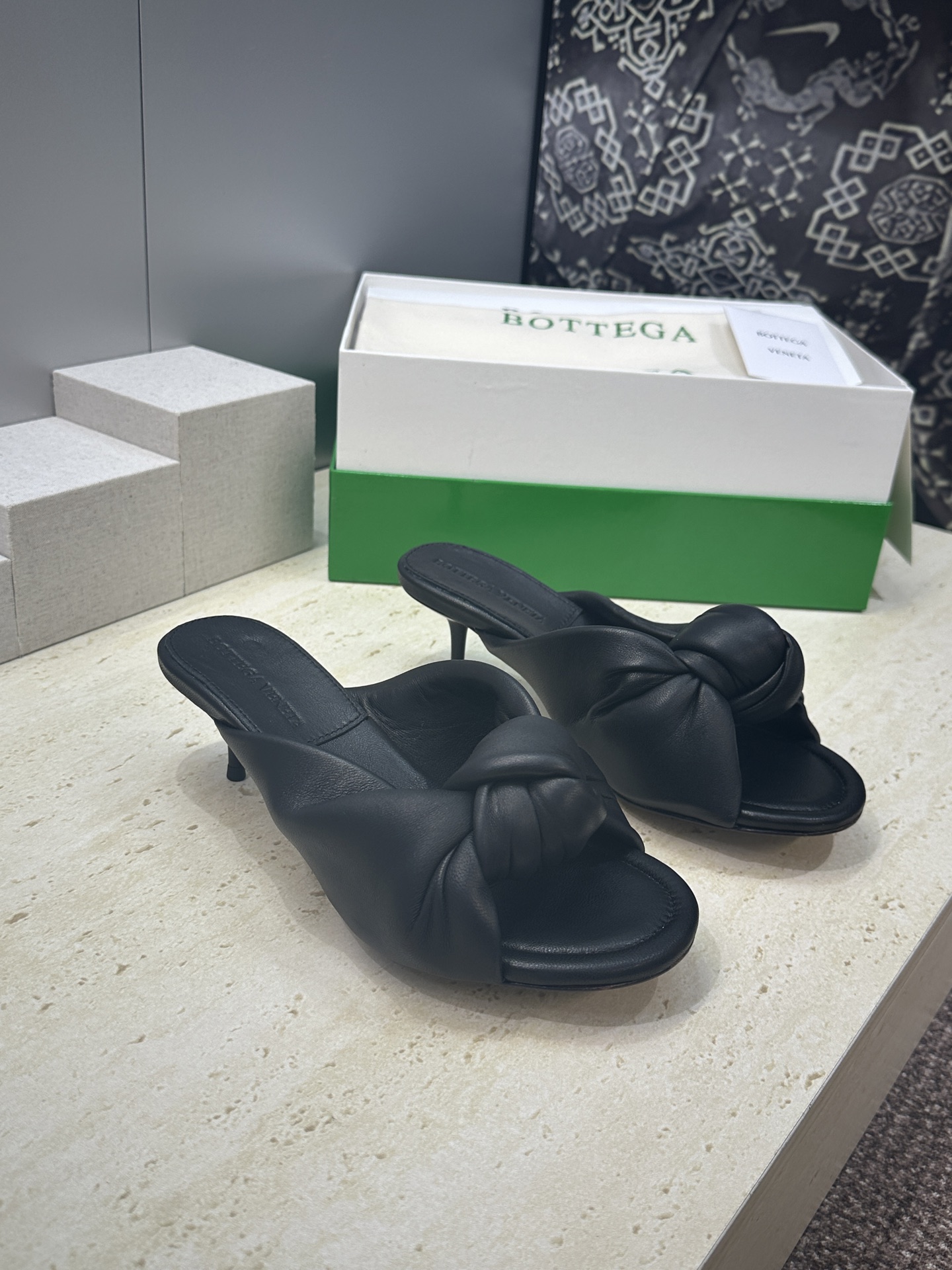 Bottega Veneta 葆蝶家2026春夏新款果冻色高跟女鞋 BV字母logo平底圆头露趾凉拖鞋材