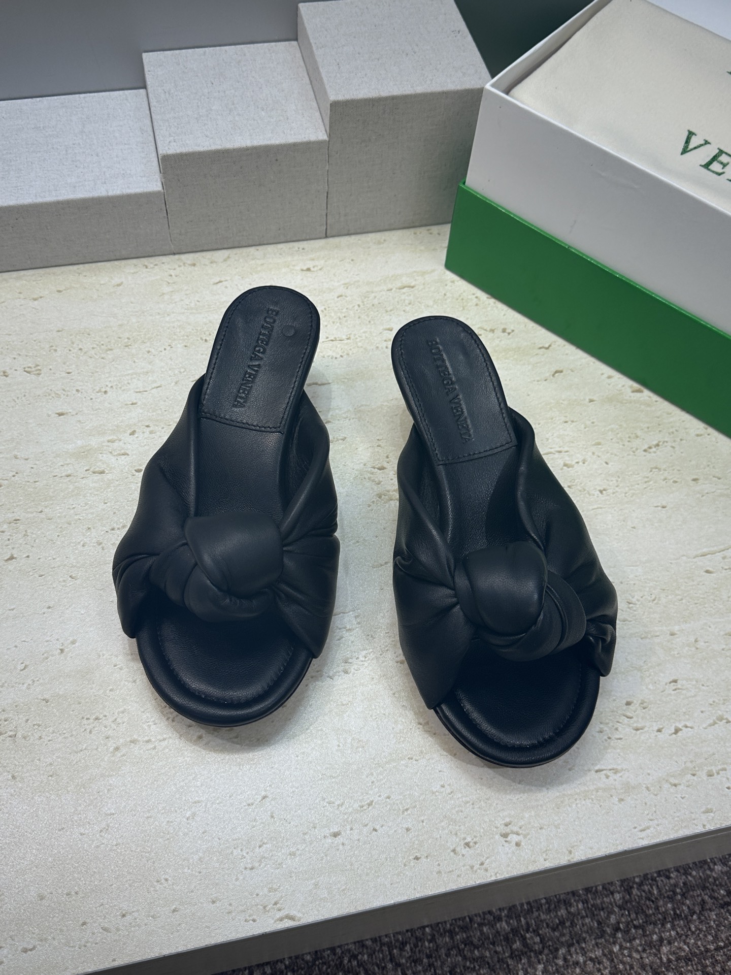 Bottega Veneta 葆蝶家2026春夏新款果冻色高跟女鞋 BV字母logo平底圆头露趾凉拖鞋材